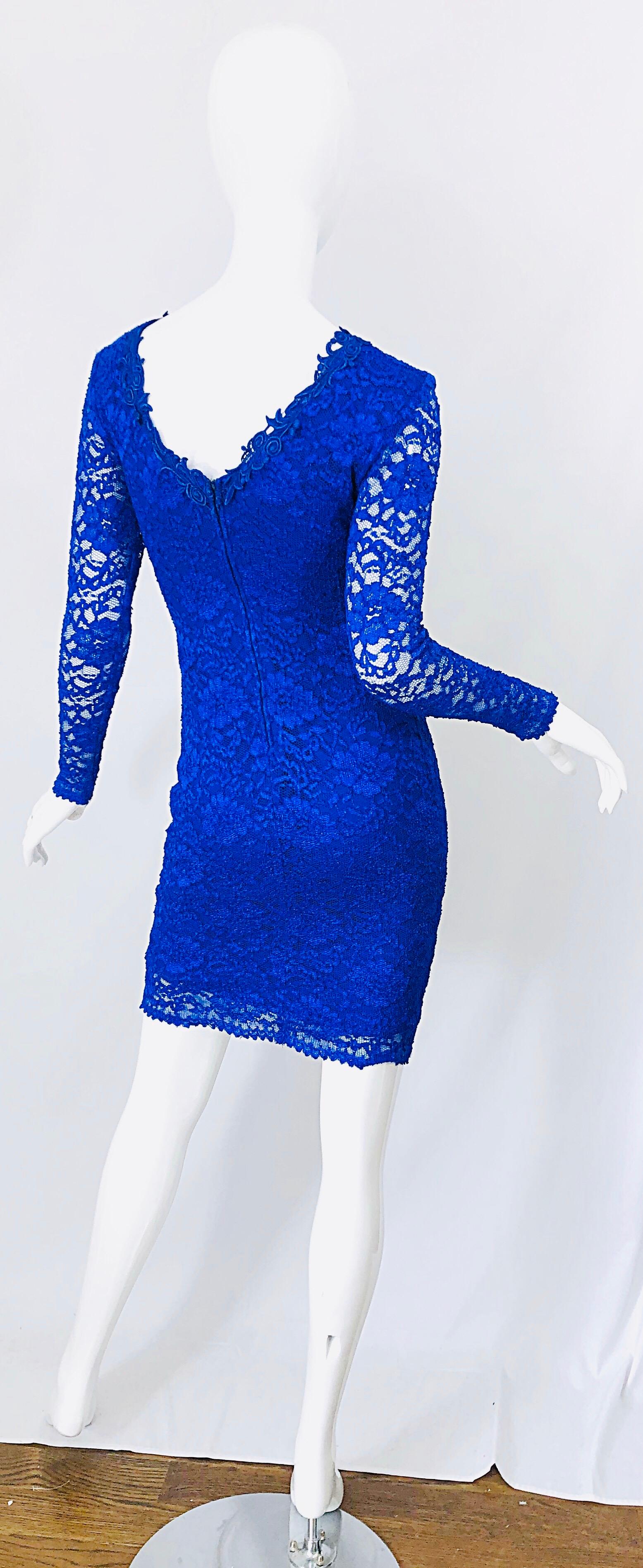 1990er Royal Kobaltblaues langärmeliges Bodycon-Kleid aus Spitze mit Blumenmuster im Vintage-Stil der 90er Jahre (Blau) im Angebot