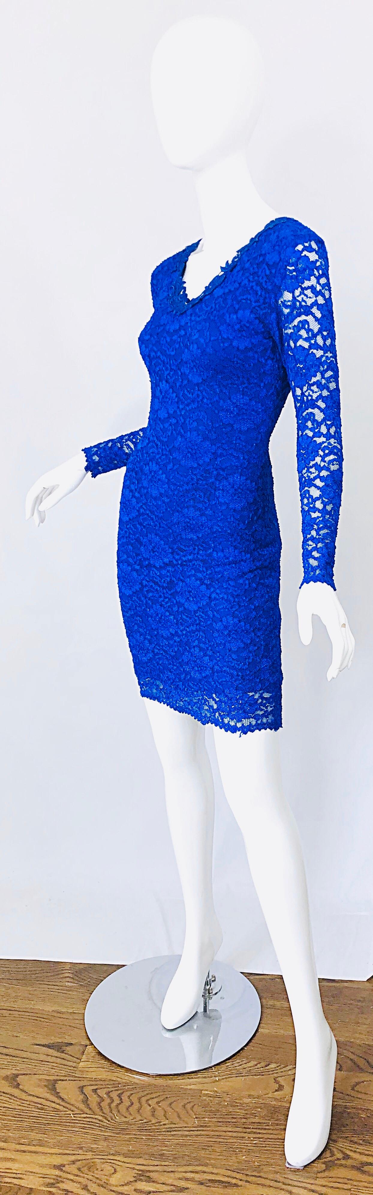 1990er Royal Kobaltblaues langärmeliges Bodycon-Kleid aus Spitze mit Blumenmuster im Vintage-Stil der 90er Jahre Damen im Angebot