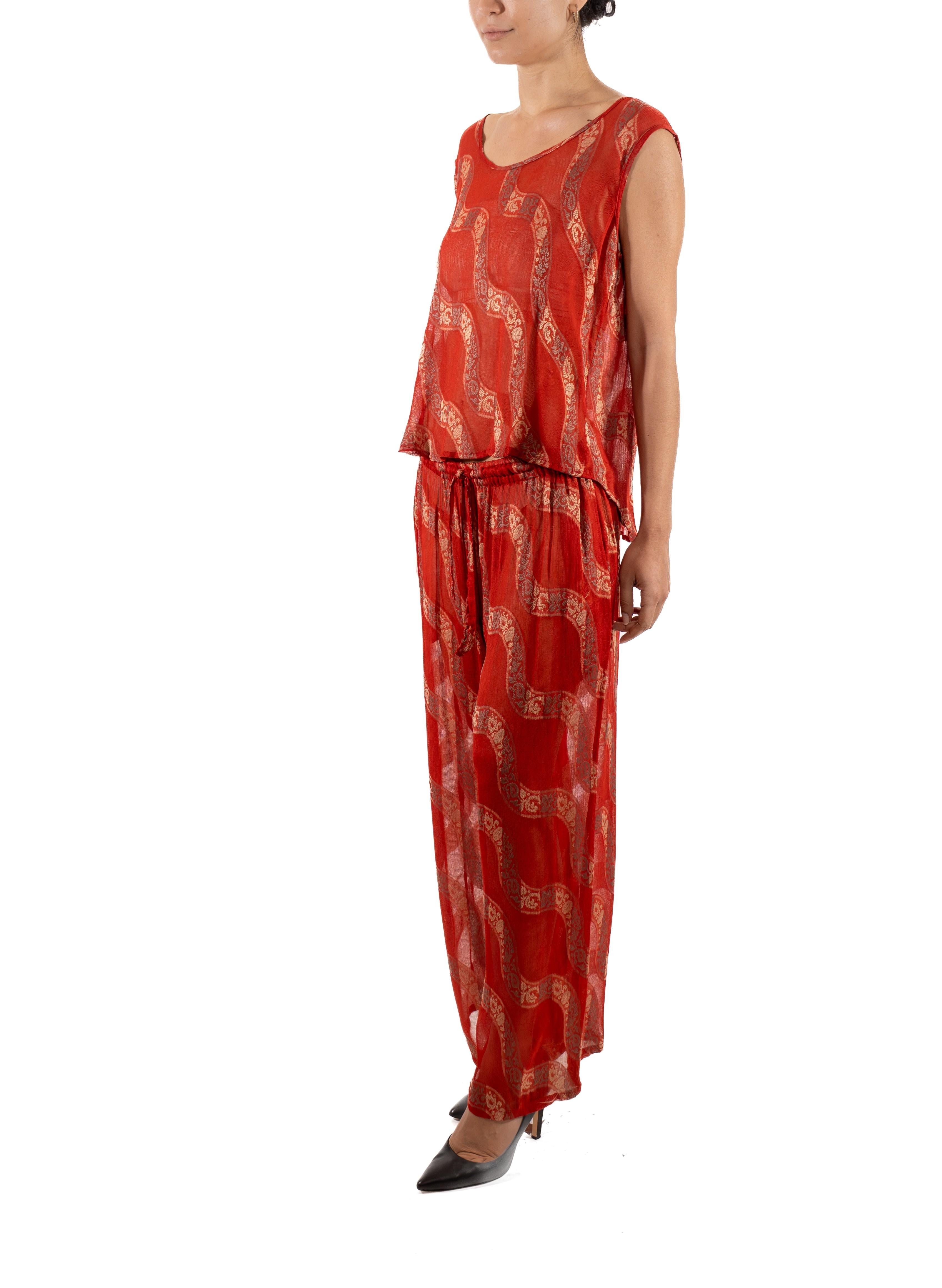 Tuta con pantaloni oversize degli anni '90 in misto seta rossa e chiffon jacquard In condizioni buone in vendita a New York, NY