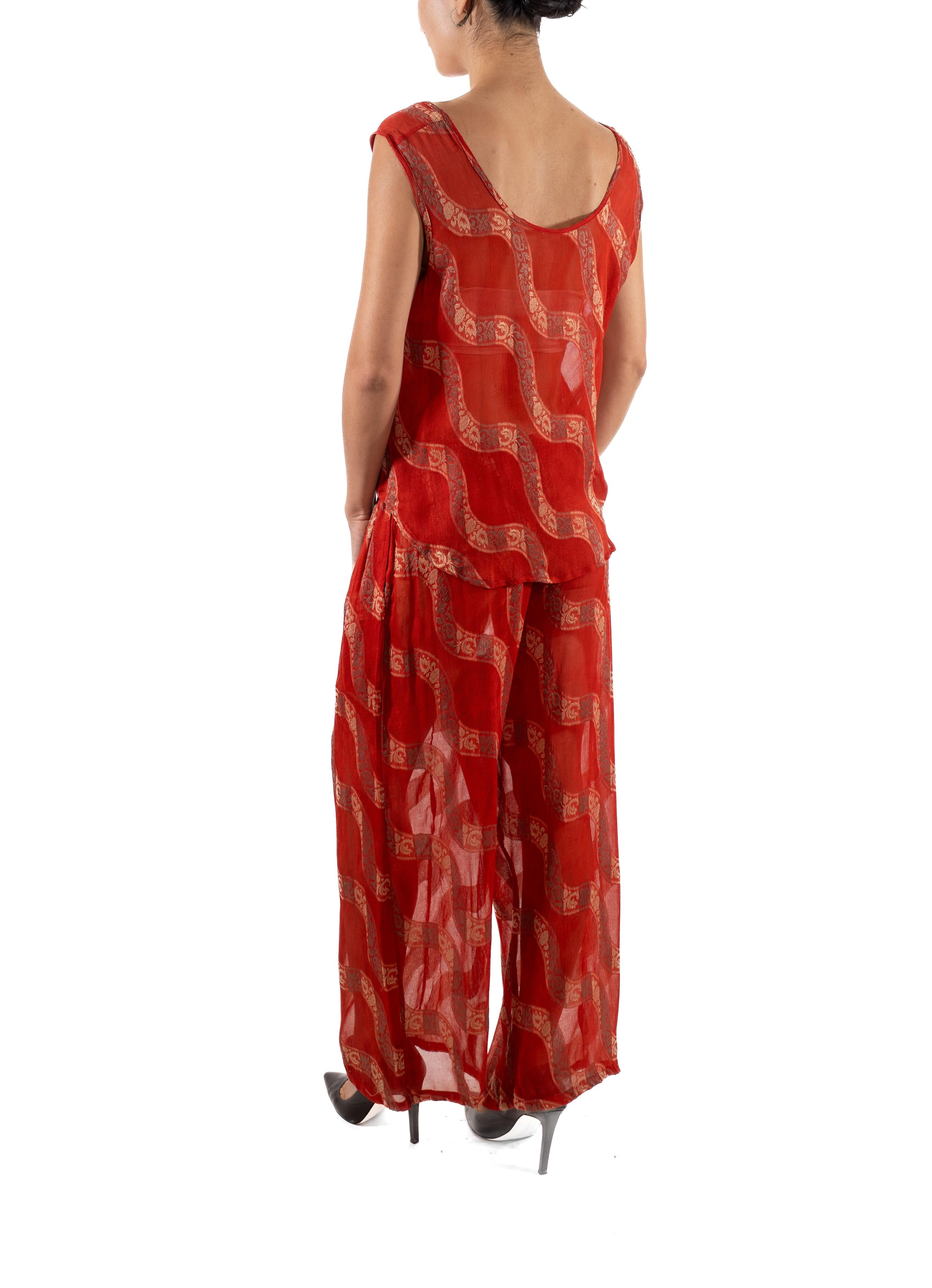 Tuta con pantaloni oversize degli anni '90 in misto seta rossa e chiffon jacquard in vendita 1