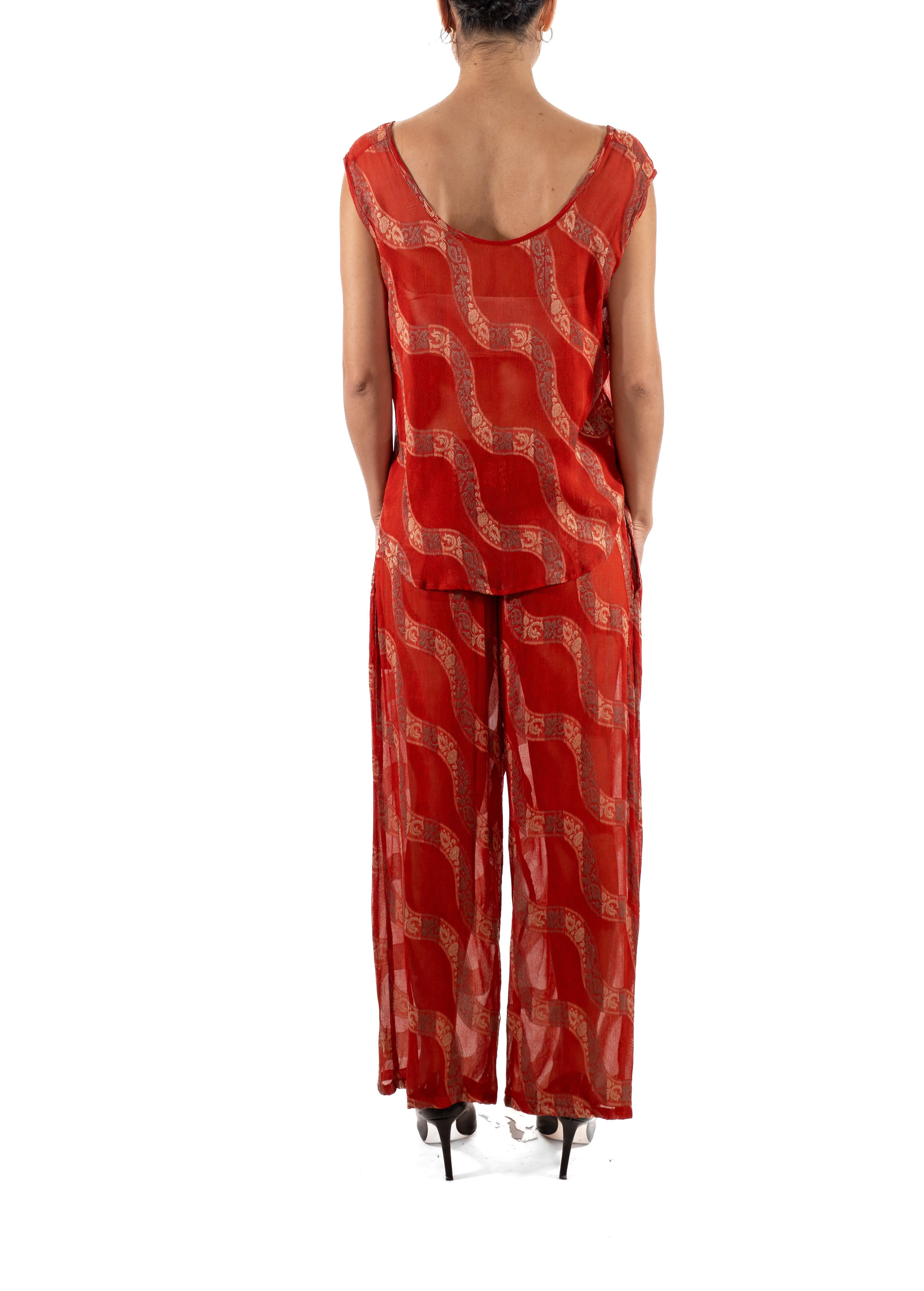 Tuta con pantaloni oversize degli anni '90 in misto seta rossa e chiffon jacquard in vendita 2