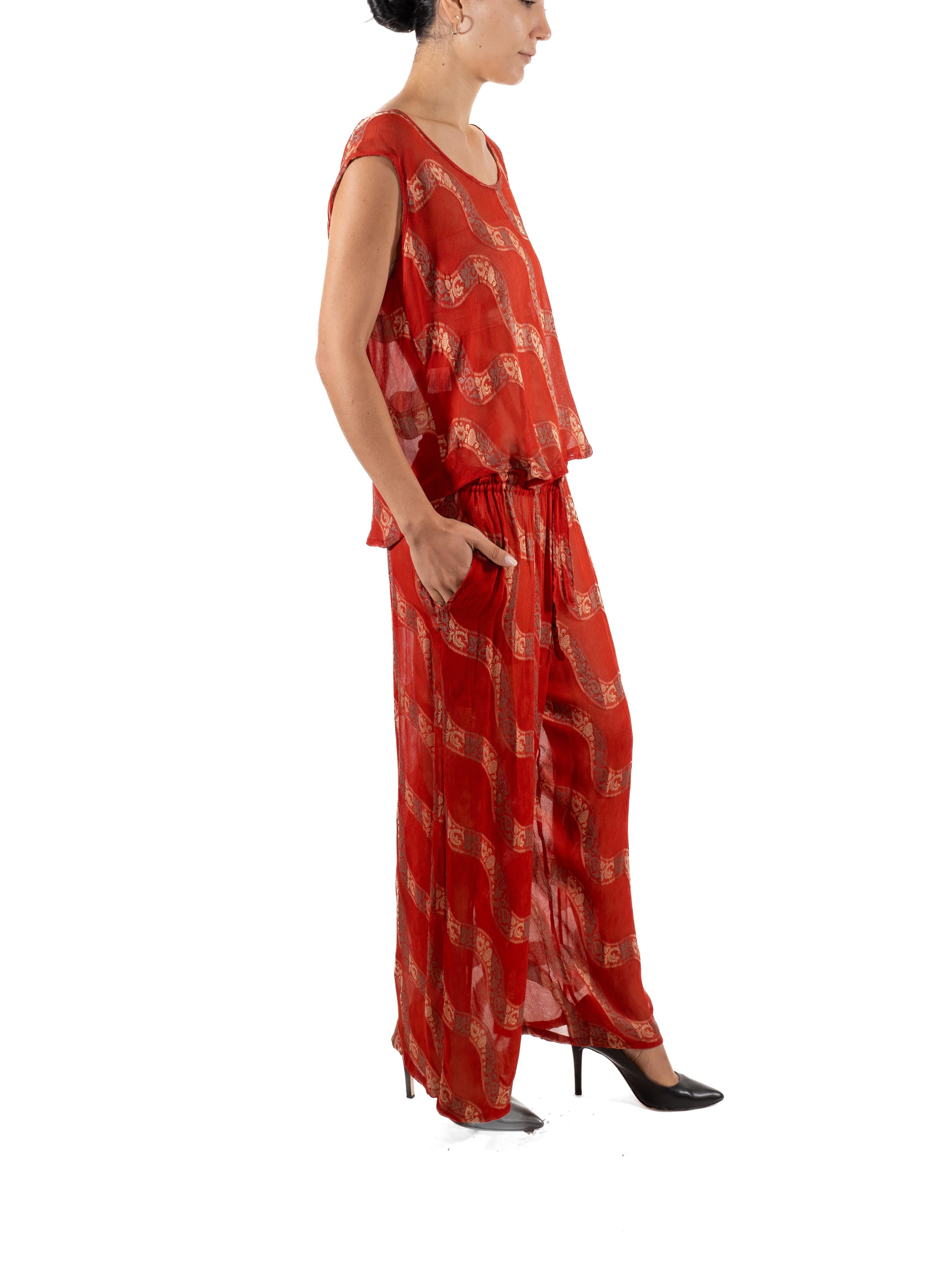Tuta con pantaloni oversize degli anni '90 in misto seta rossa e chiffon jacquard in vendita 3