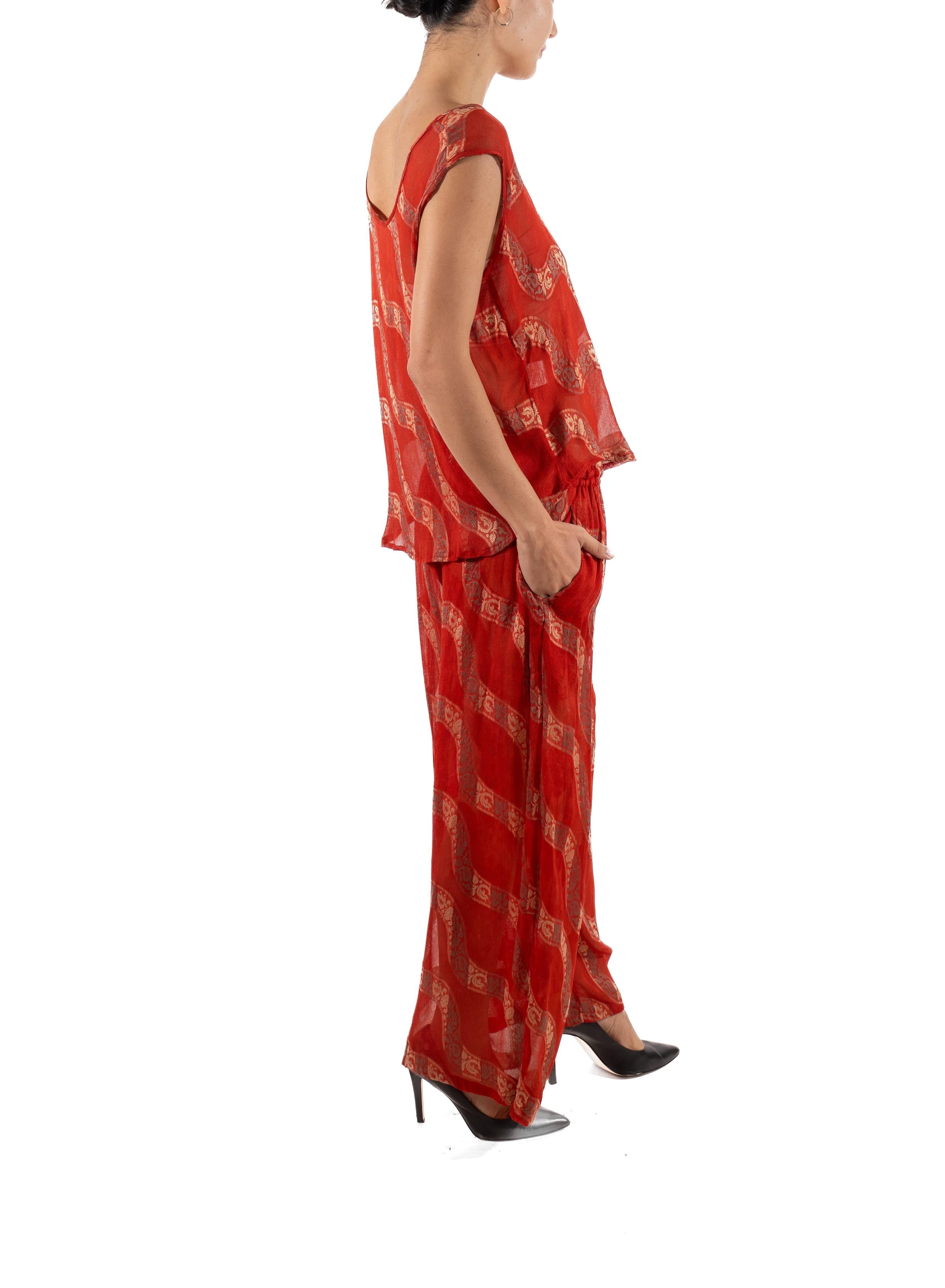 Tuta con pantaloni oversize degli anni '90 in misto seta rossa e chiffon jacquard in vendita 4