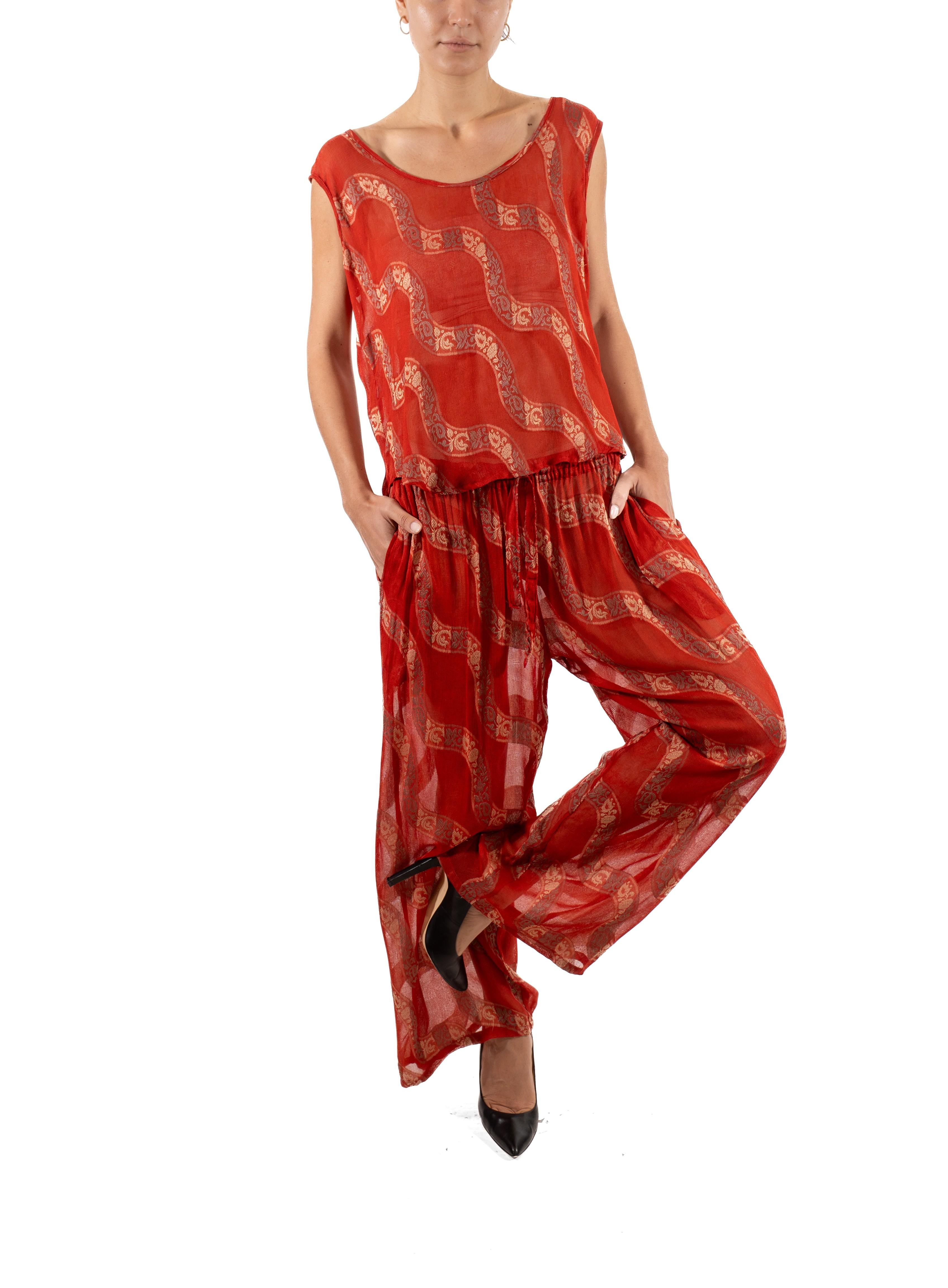 Tuta con pantaloni oversize degli anni '90 in misto seta rossa e chiffon jacquard in vendita 5