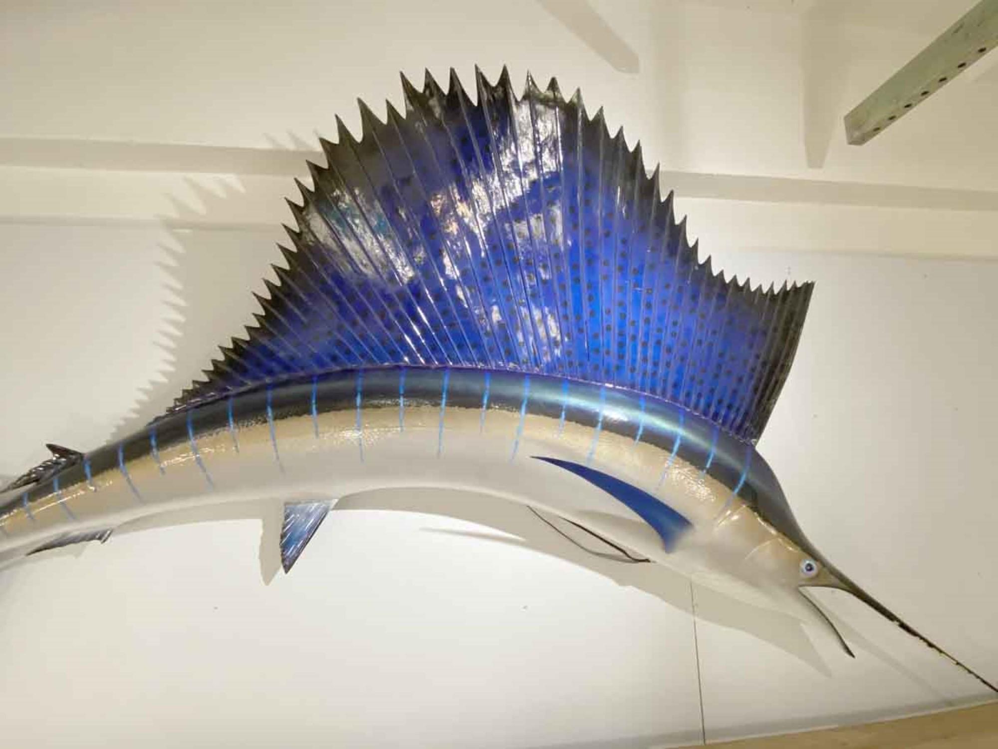 Réplique de voilier bleu et gris en fibre de verre, grandeur nature, datant des années 1990. Veuillez noter que cet article se trouve dans l'un de nos bureaux de New York.