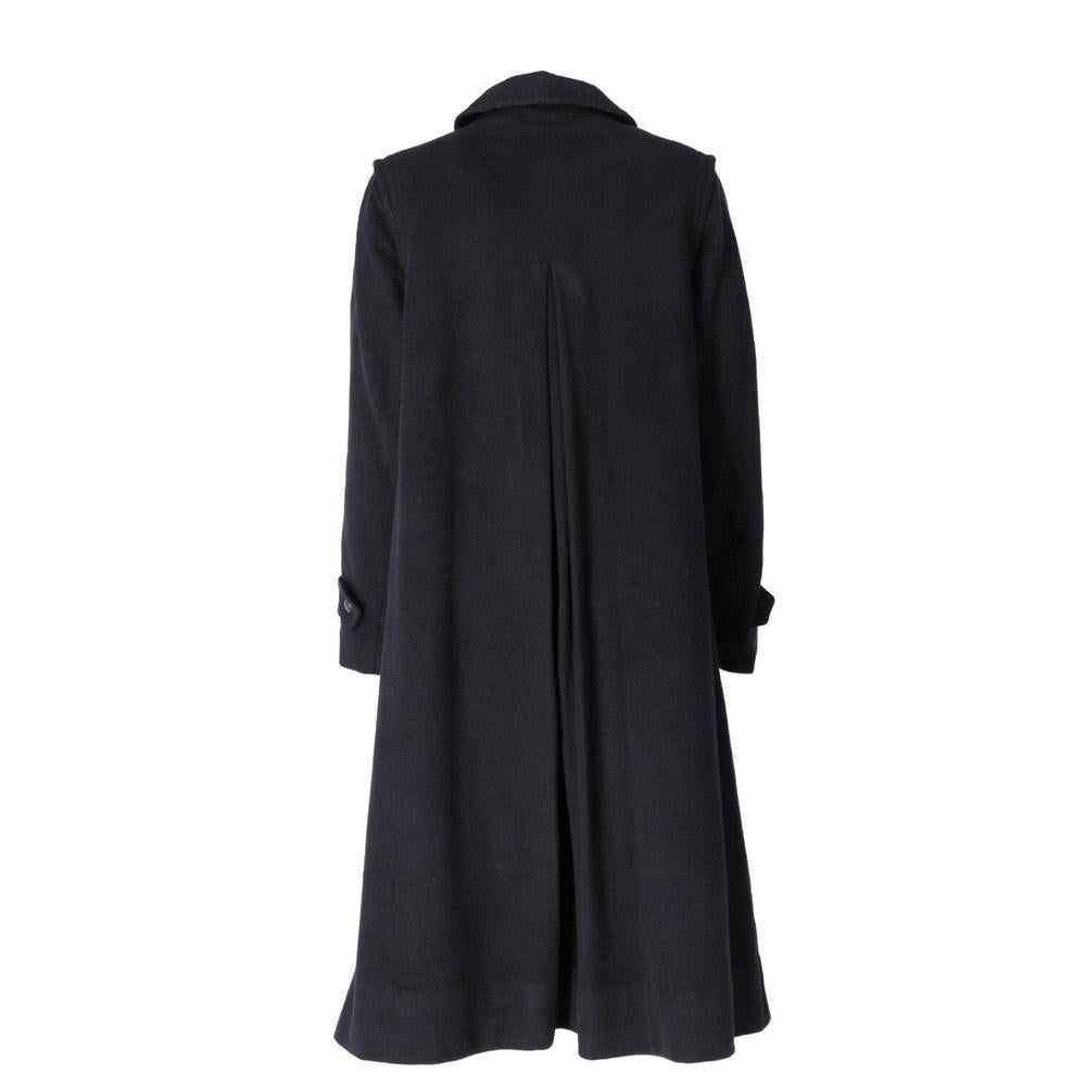 Salko Austria dunkelblau unisex Loden. Klassischer Kragen, Frontverschluss mit lederbezogenen Knöpfen. Schräge Leistentaschen. Dreiviertellange Ärmel, typische Öffnung unter den Achseln. Unbeschriftet.

Größe: 38 IT

Flache Abmessungen:
Höhe: 112