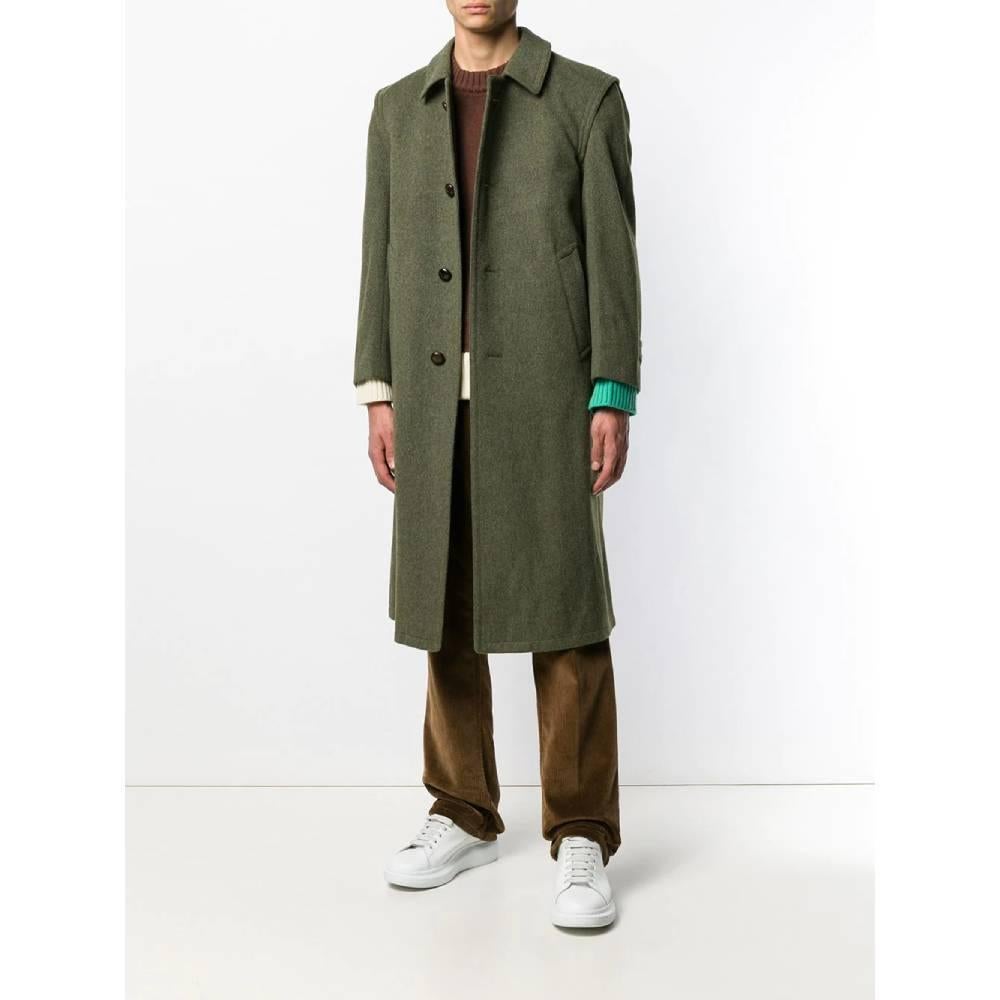 Loden Salko green wool coat with two front welt pockets, one inner zipped pocket, inverted pleat on back, classic collar, chinstrap, front closure with covered leather buttons and semi lined interior.

This item belongs to an original vintage stock: