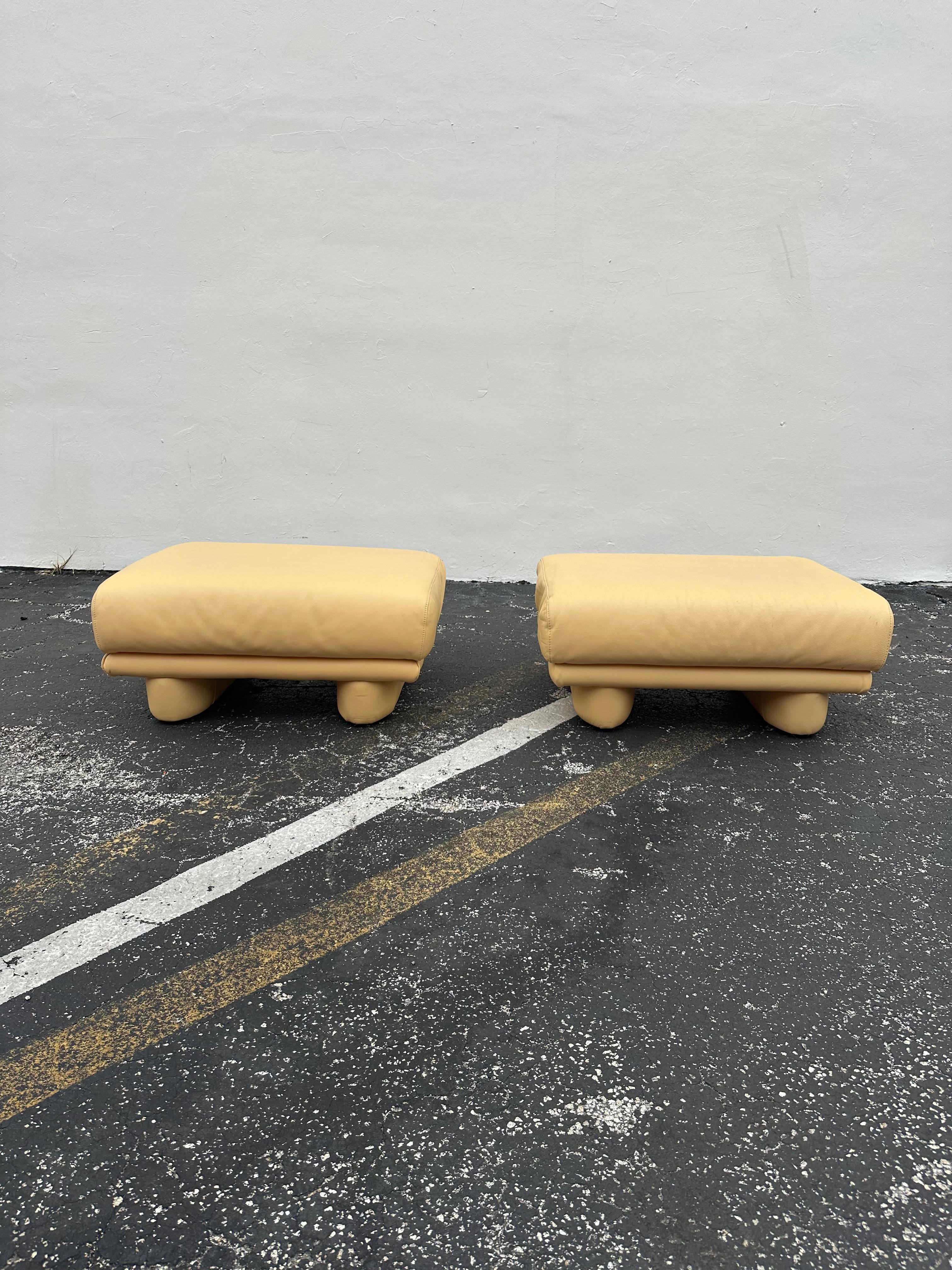 Torna agli eleganti e sofisticati anni '90 con questo splendido divano in pelle beige bicolore. Il rarissimo divano a tre posti emana un'aria di lusso e raffinatezza. Il design è eccezionale. Il lussuoso divano in pelle di prima scelta è un pezzo
