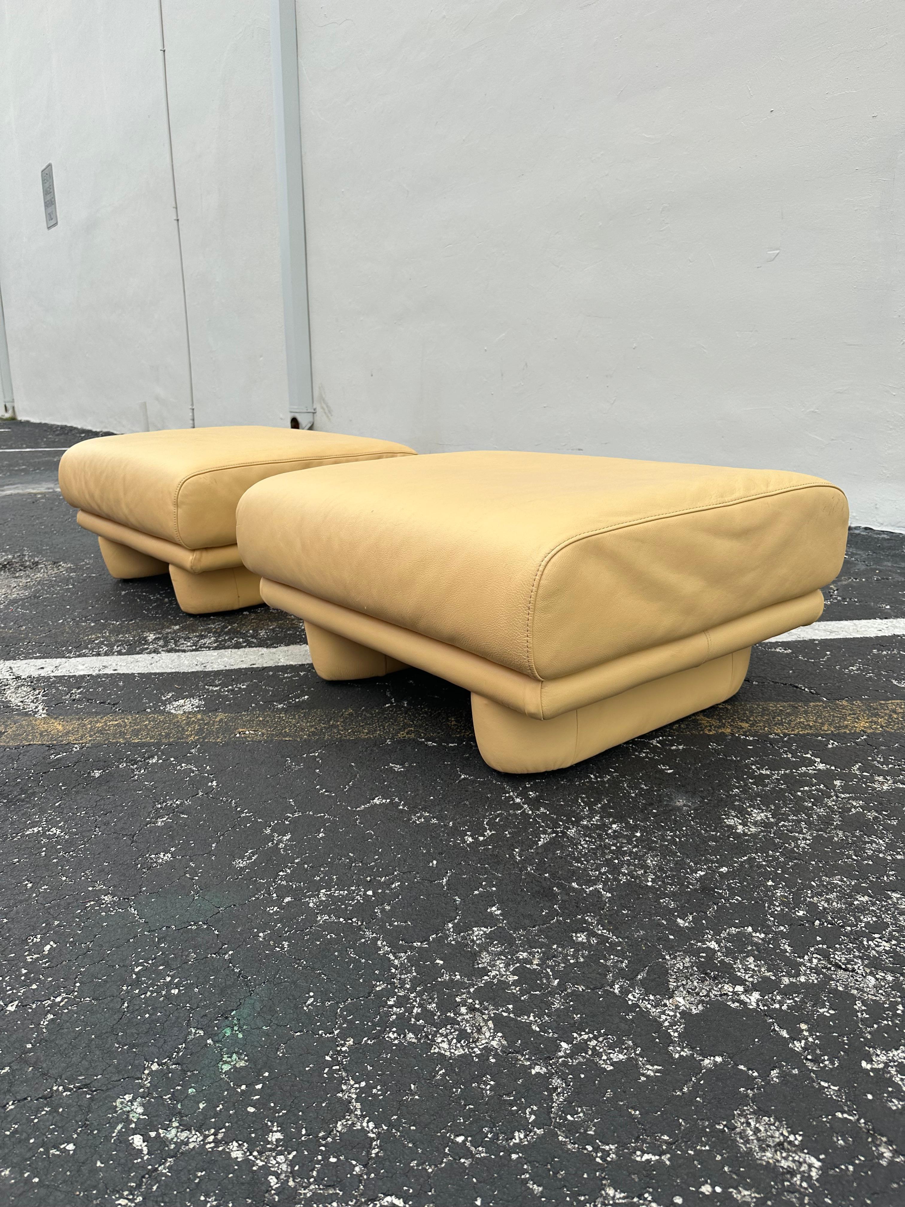 Postmoderno Ottomane Salotti Post Modern in pelle beige del 1990, set di 2 in vendita