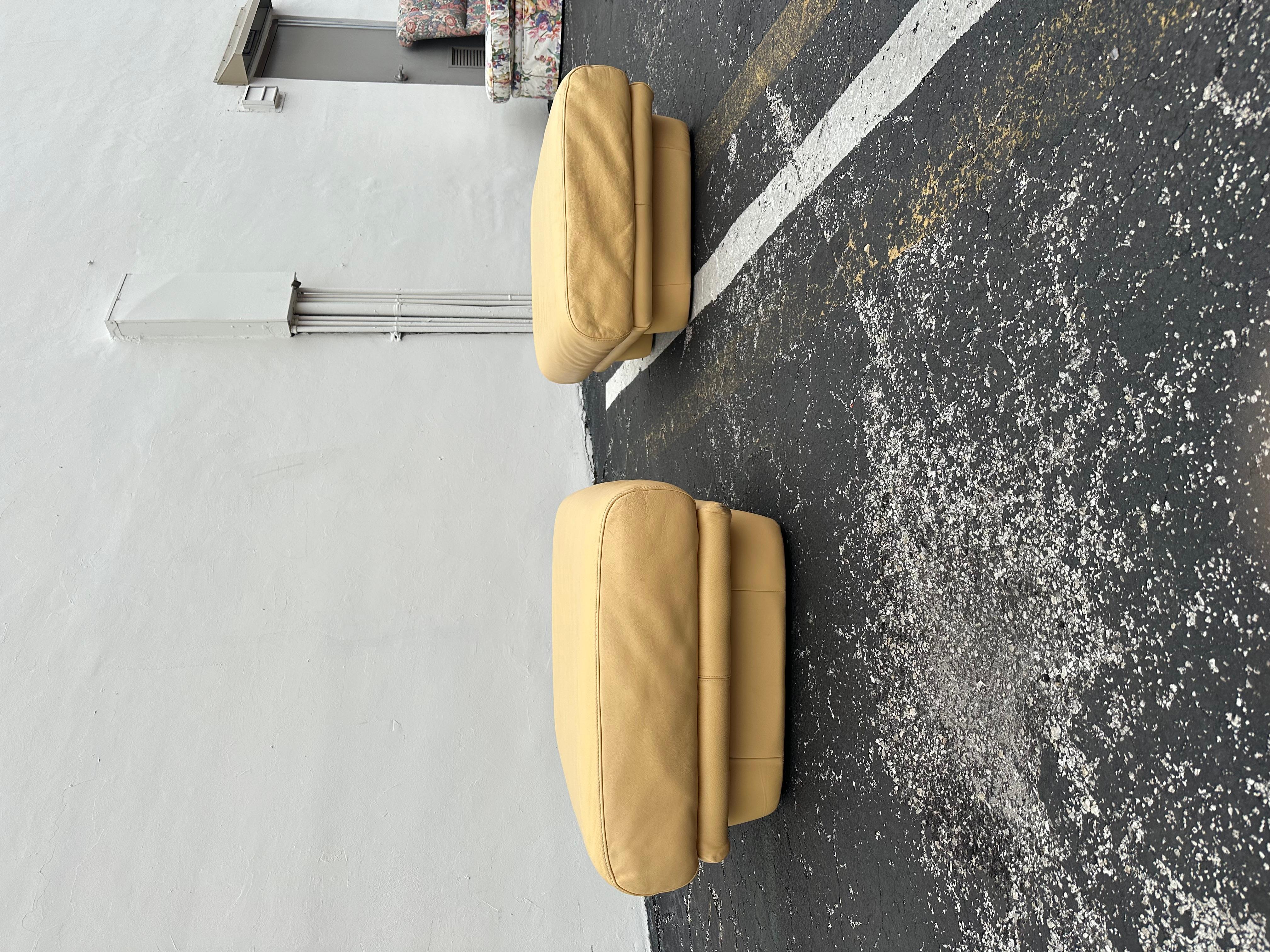 Italian 1990s Salotti Post Modern Beige Leather Ottomans, Set of 2 For Sale