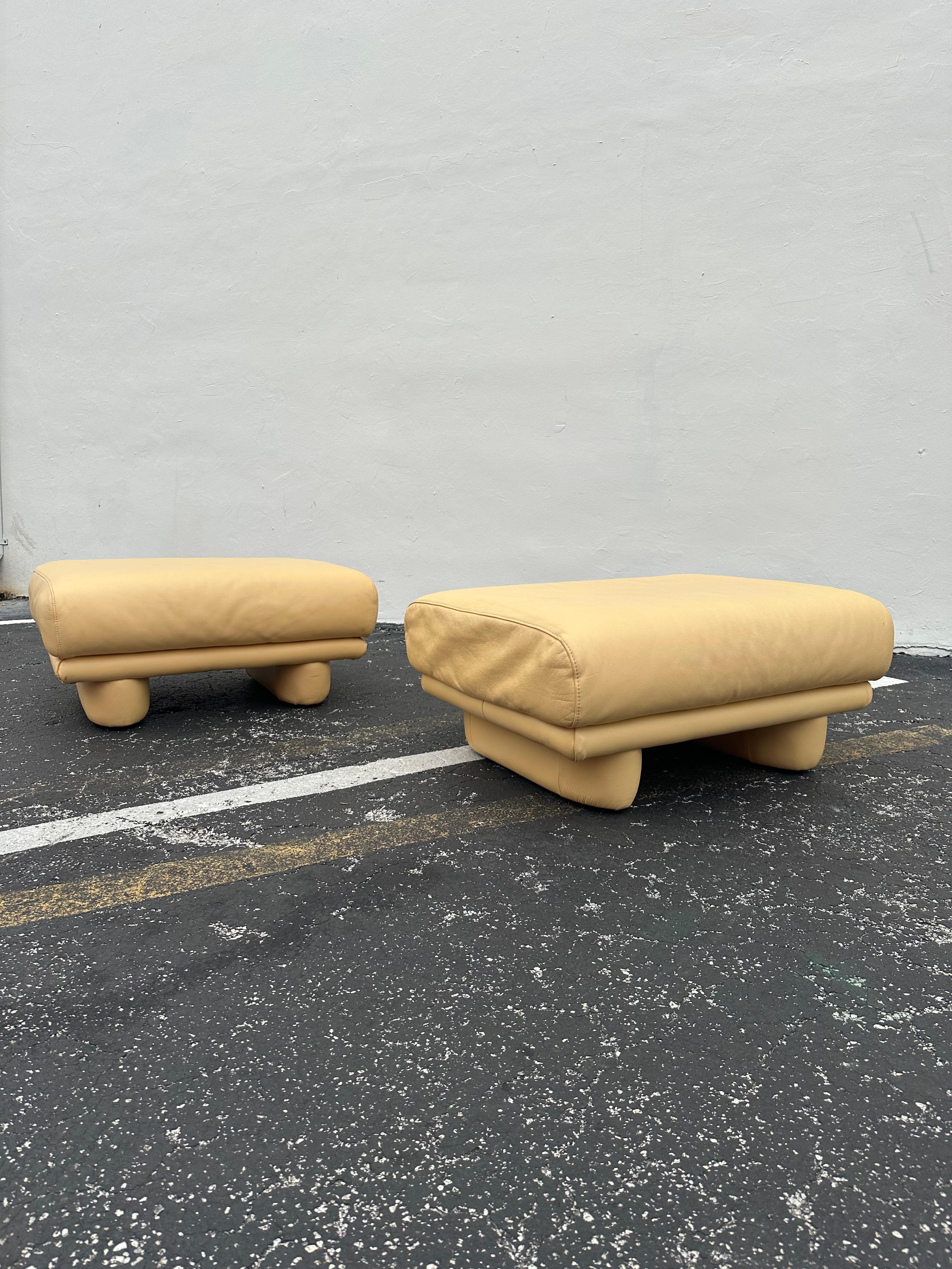 Ottomane Salotti Post Modern in pelle beige del 1990, set di 2 In condizioni buone in vendita a Fort Lauderdale, FL