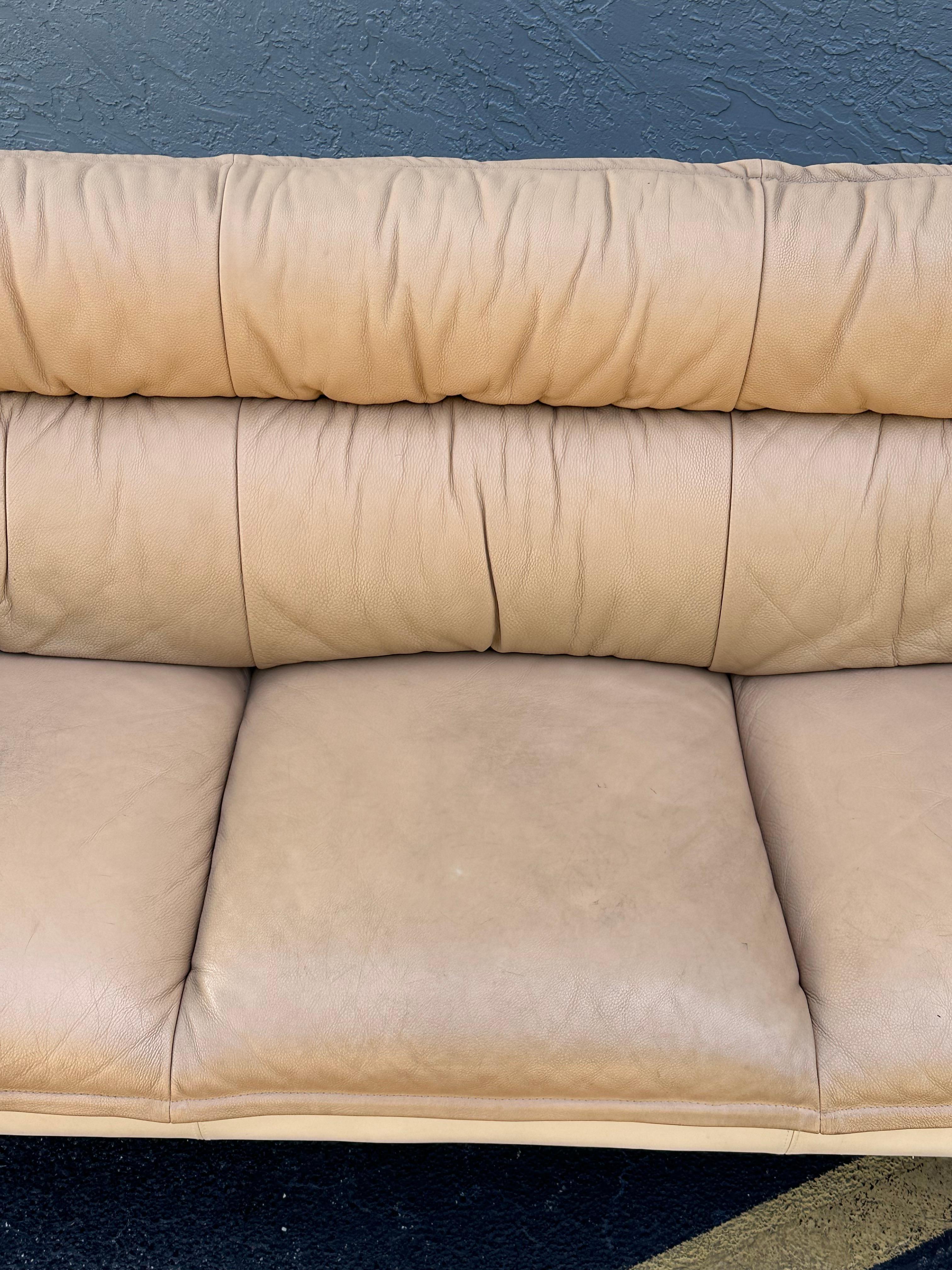 1990er Salotti Post Modern Top Grain Zweifarbiges Beigefarbenes Leder-Sofa im Angebot 4