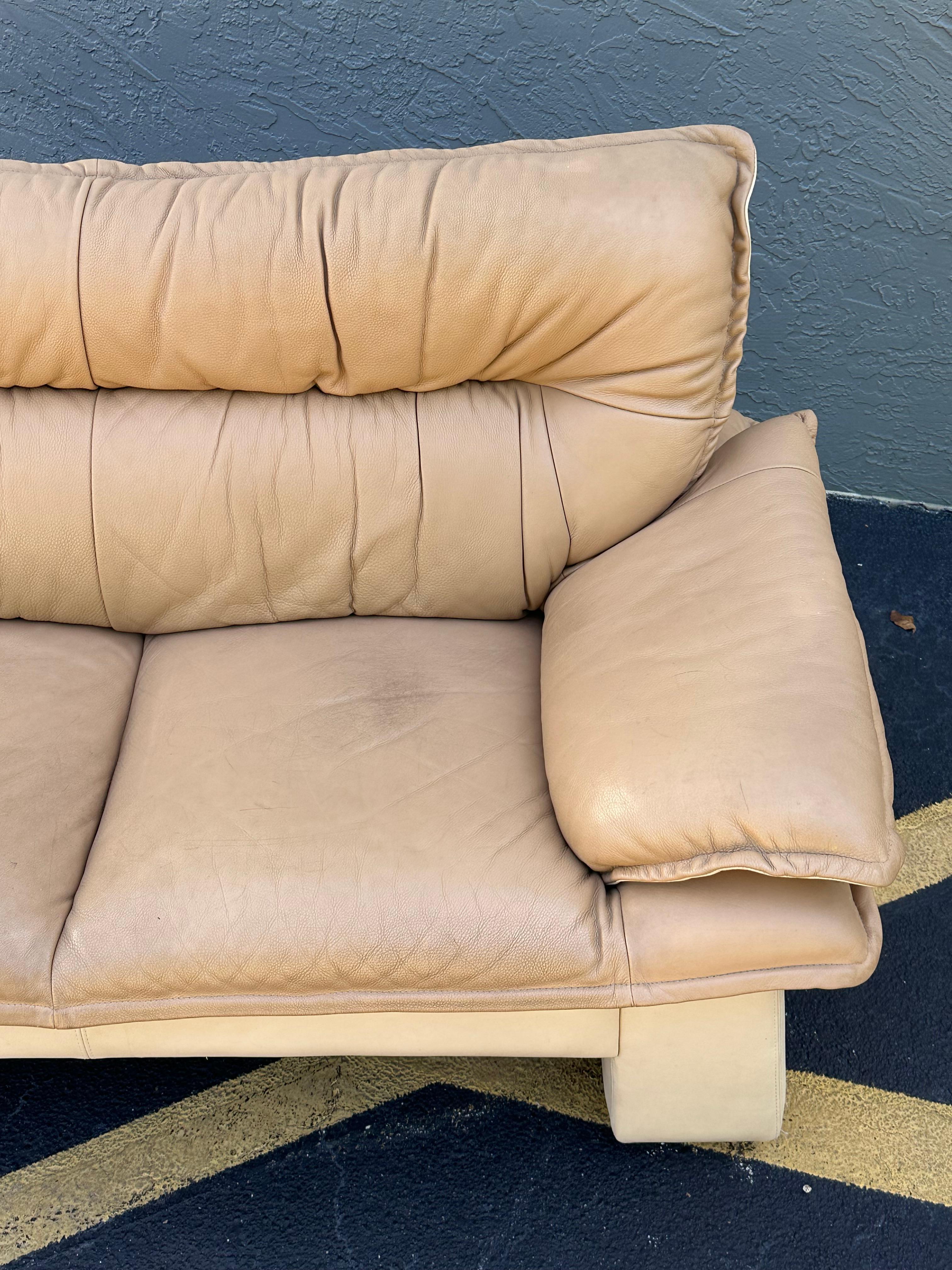 1990er Salotti Post Modern Top Grain Zweifarbiges Beigefarbenes Leder-Sofa im Angebot 5