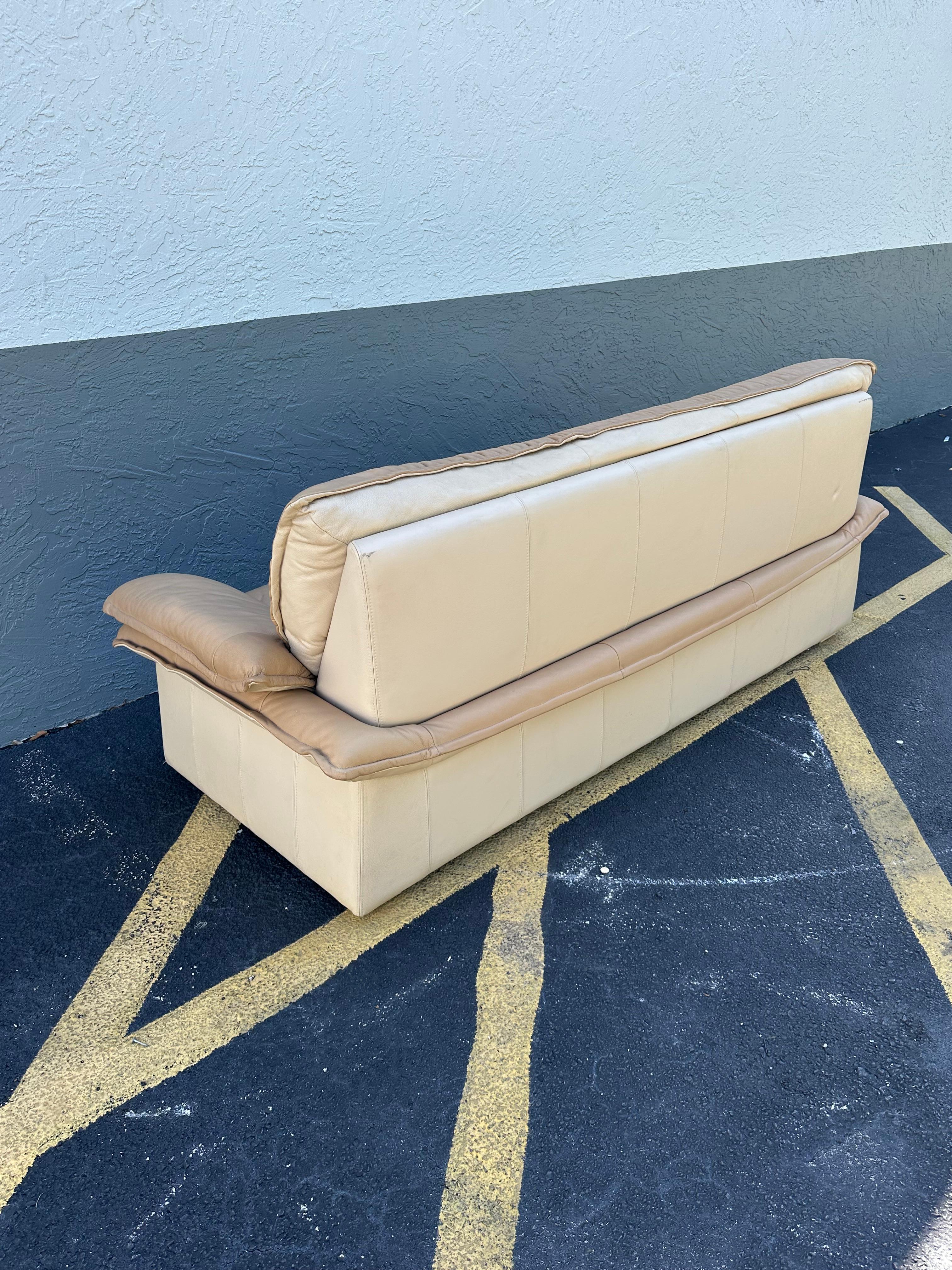1990er Salotti Post Modern Top Grain Zweifarbiges Beigefarbenes Leder-Sofa im Angebot 6