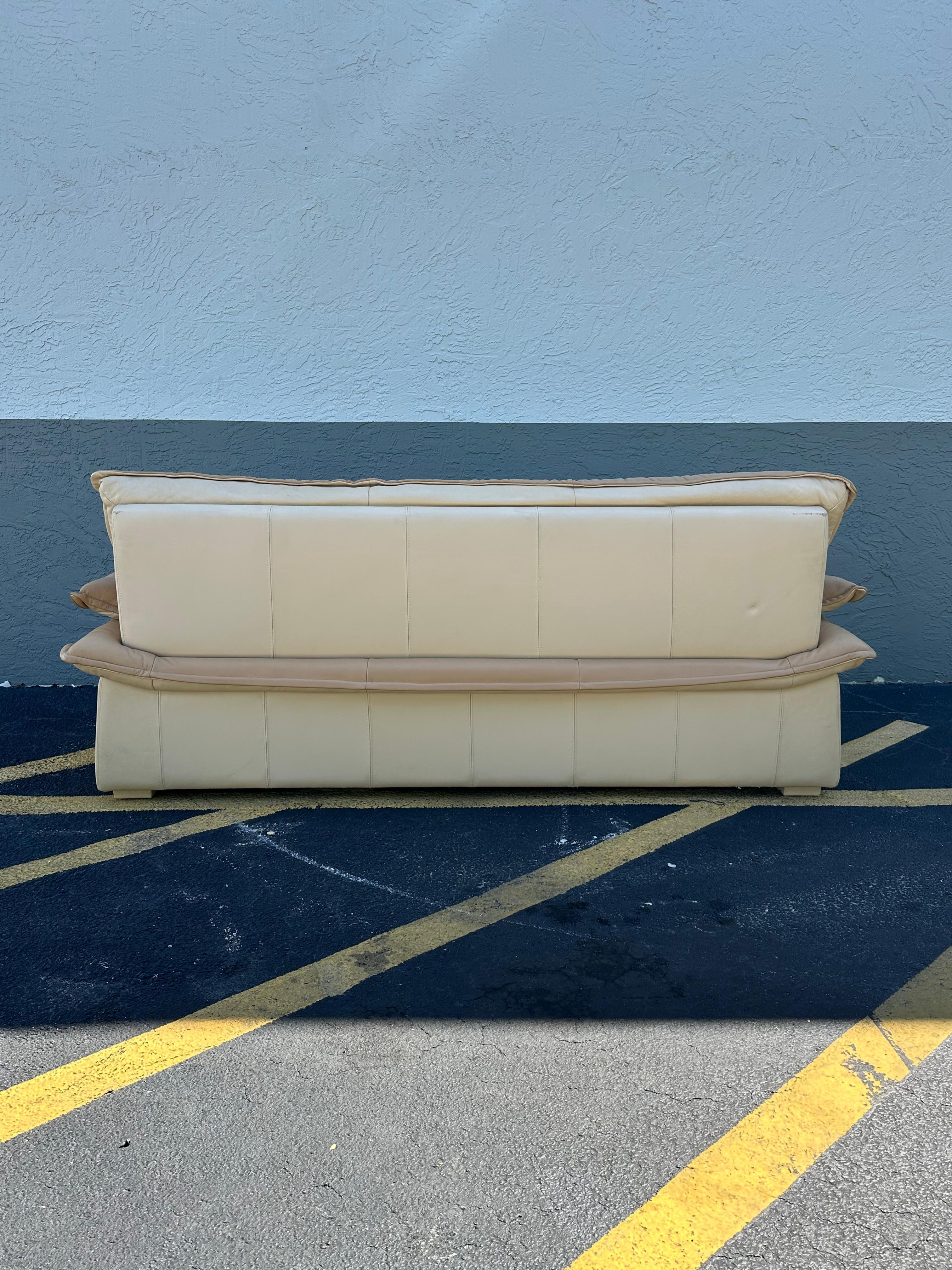 1990er Salotti Post Modern Top Grain Zweifarbiges Beigefarbenes Leder-Sofa im Angebot 7