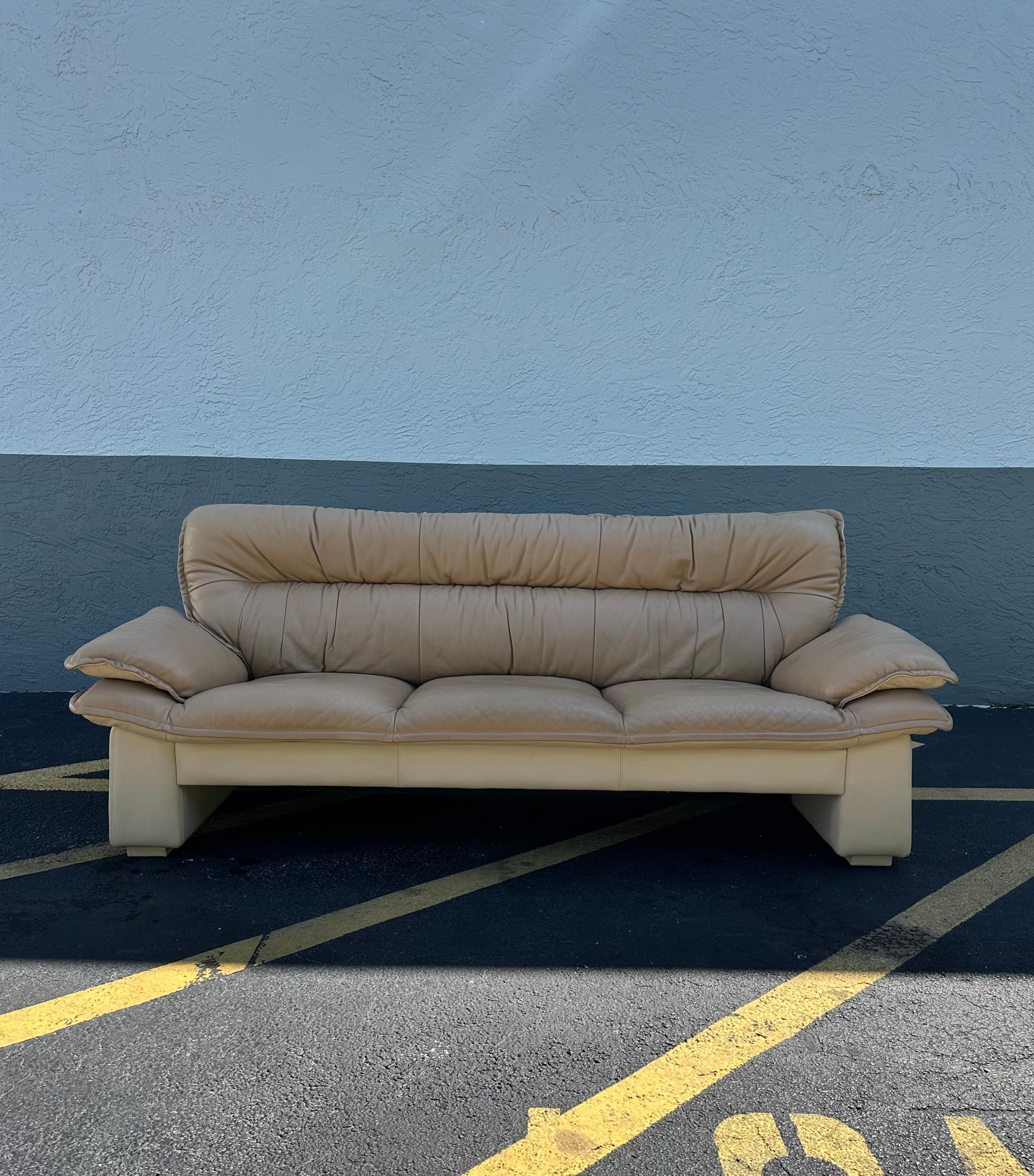 1990er Salotti Post Modern Top Grain Zweifarbiges Beigefarbenes Leder-Sofa (Postmoderne) im Angebot