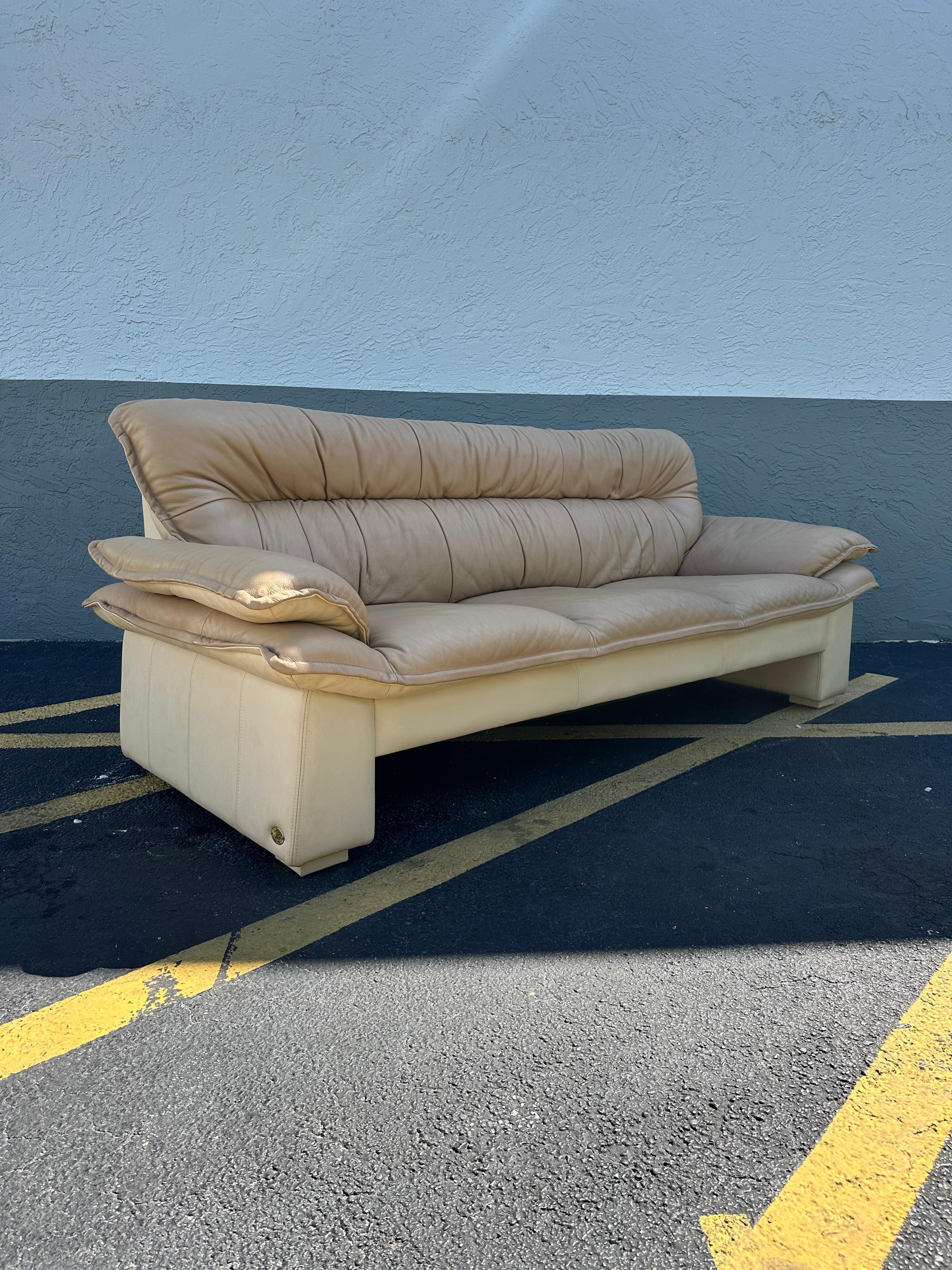 1990er Salotti Post Modern Top Grain Zweifarbiges Beigefarbenes Leder-Sofa (Italienisch) im Angebot
