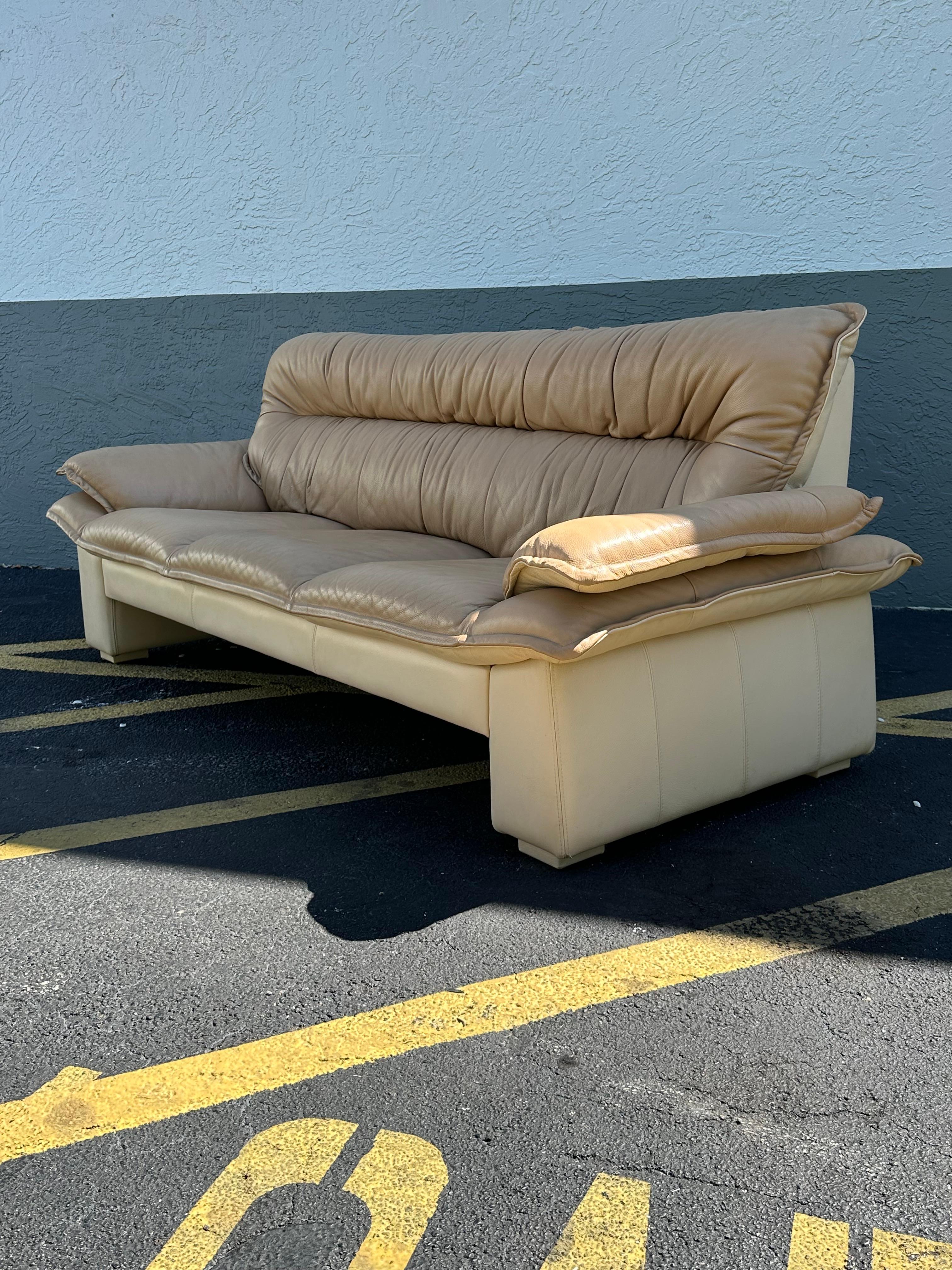1990er Salotti Post Modern Top Grain Zweifarbiges Beigefarbenes Leder-Sofa im Zustand „Gut“ im Angebot in Fort Lauderdale, FL