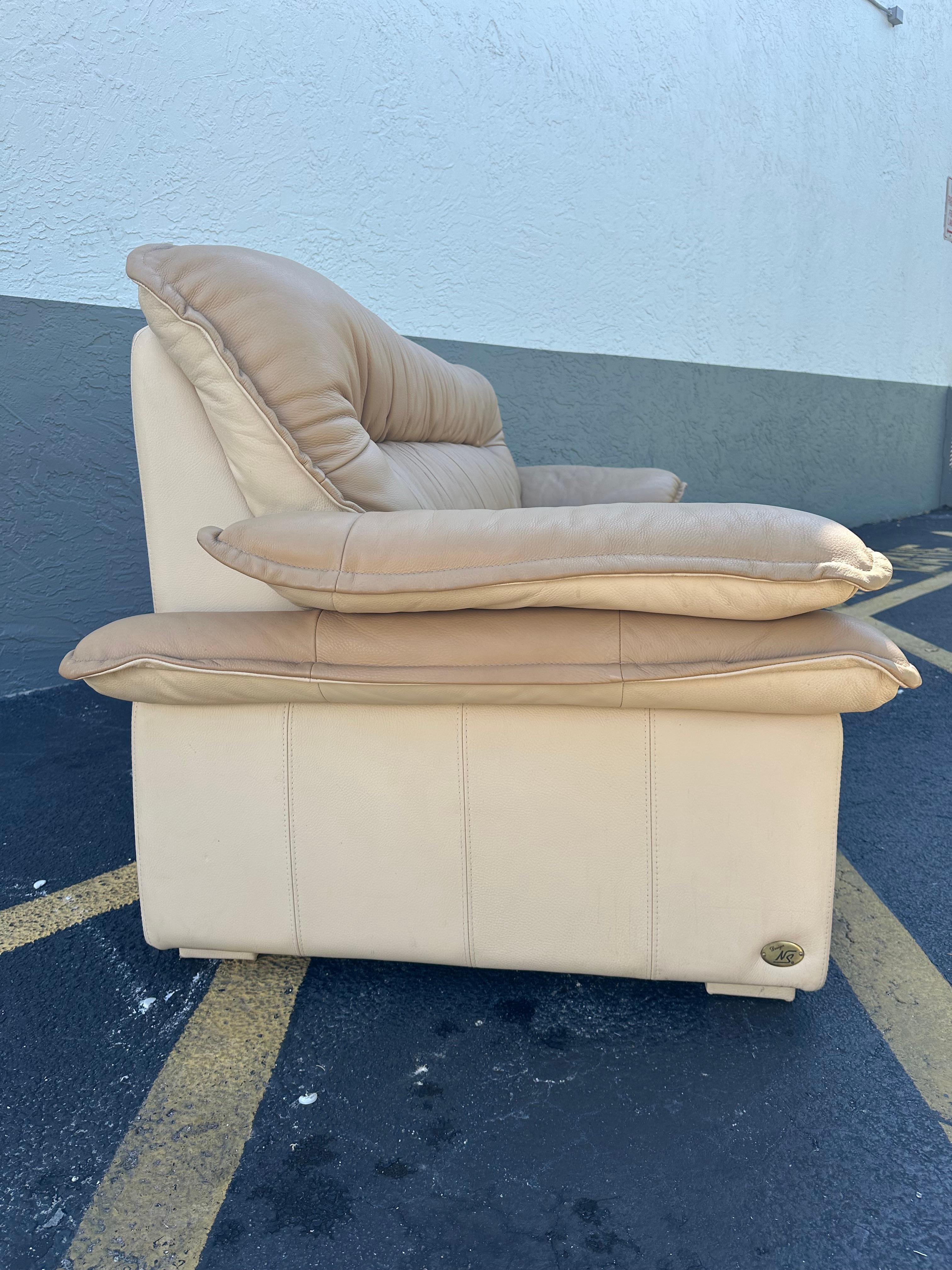 1990er Salotti Post Modern Top Grain Zweifarbiges Beigefarbenes Leder-Sofa (Ende des 20. Jahrhunderts) im Angebot