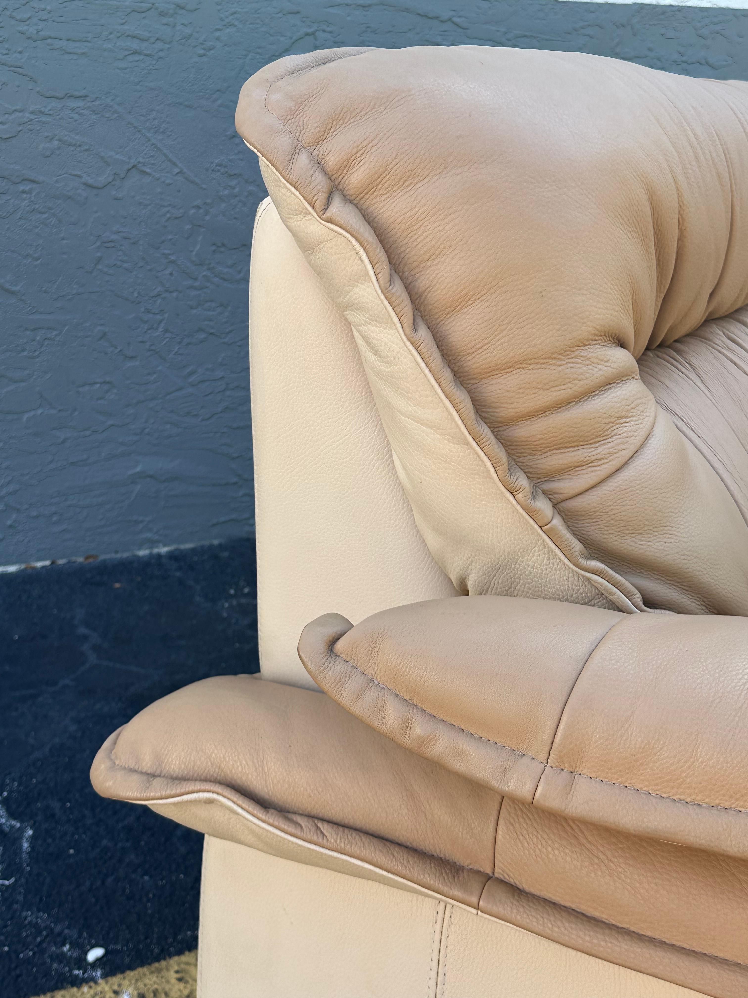 1990er Salotti Post Modern Top Grain Zweifarbiges Beigefarbenes Leder-Sofa im Angebot 1
