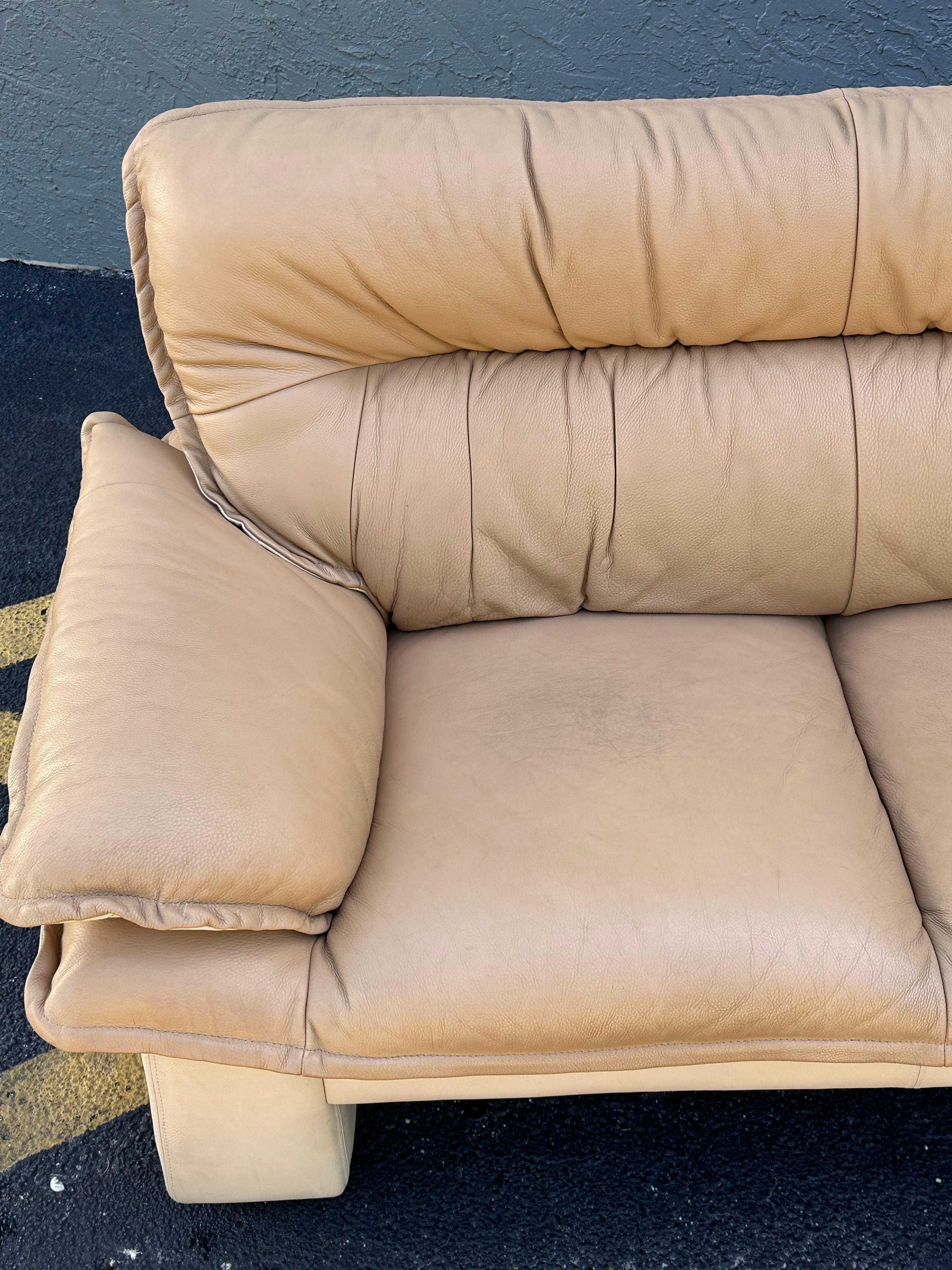 1990er Salotti Post Modern Top Grain Zweifarbiges Beigefarbenes Leder-Sofa im Angebot 3