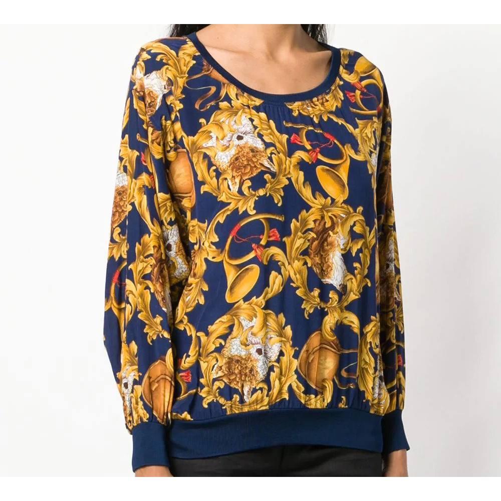Salvatore Ferragamo blue silk blouse with gold baroque motif print, crew neck, long sleeves, hem and ribbed cuffs.

Years: 90s

Made in Italy

Size: M

Linear measures

Height: 62 cm
Shoulders: 54 cm
Bust: 60 cm
Sleeves: 55 cm