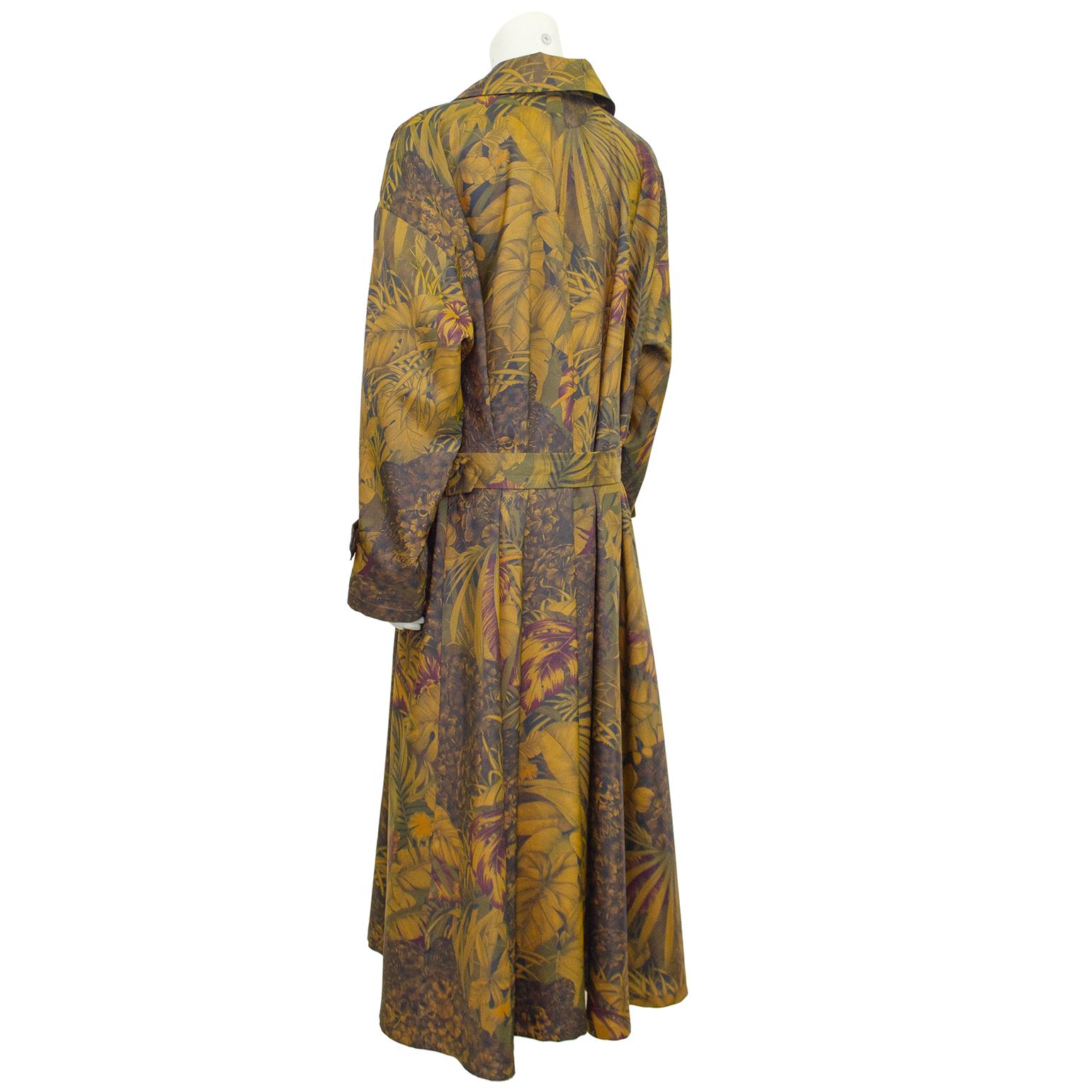 Marron Salvatore Ferragamo - Imperméable imprimé feuilles de palmier bronze des années 1990 en vente