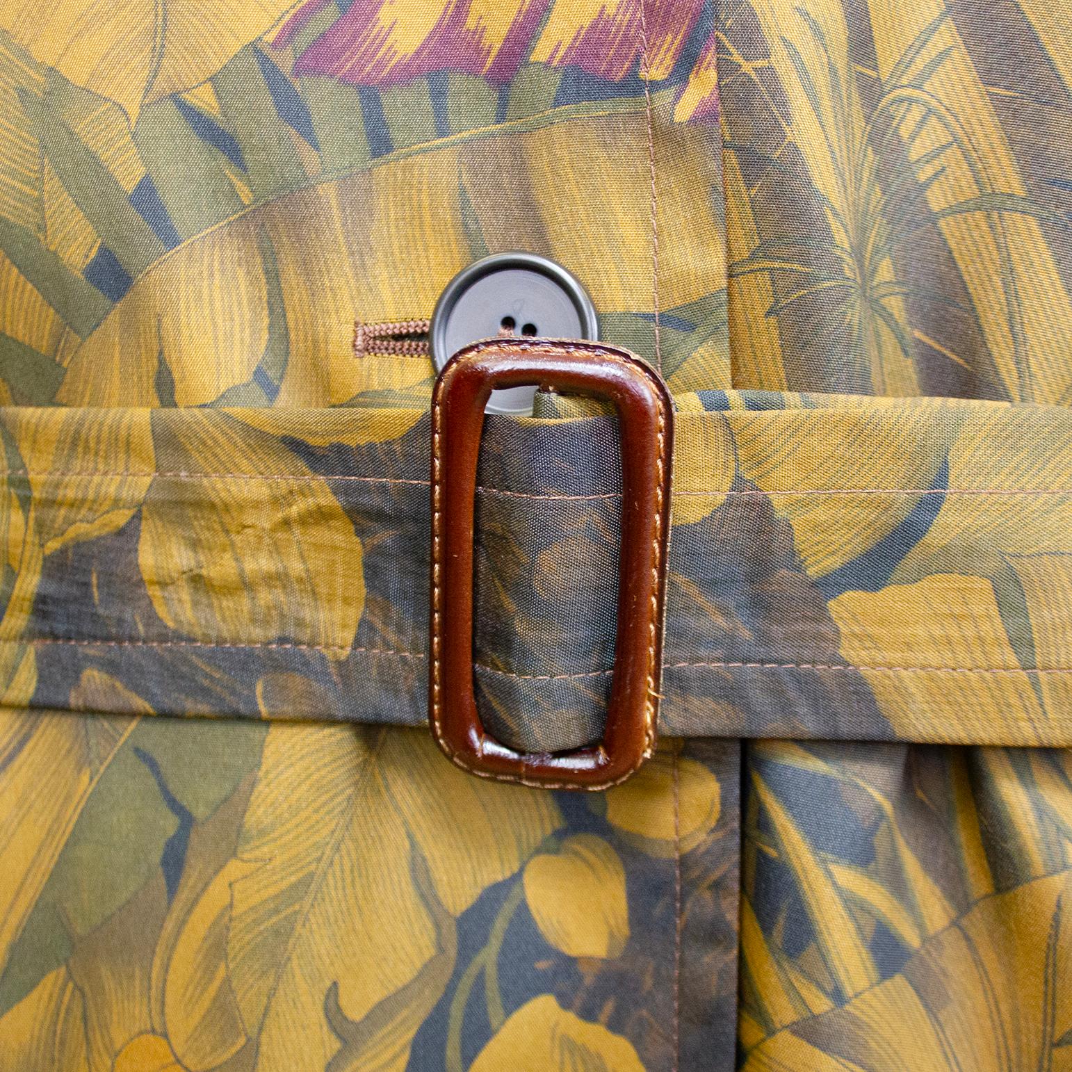 Salvatore Ferragamo - Imperméable imprimé feuilles de palmier bronze des années 1990 Unisexe en vente