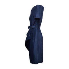 1990 Scaasi Boutique Navy Silk Off the Shoulder Dress with Belt (Robe asymétrique en soie avec ceinture)