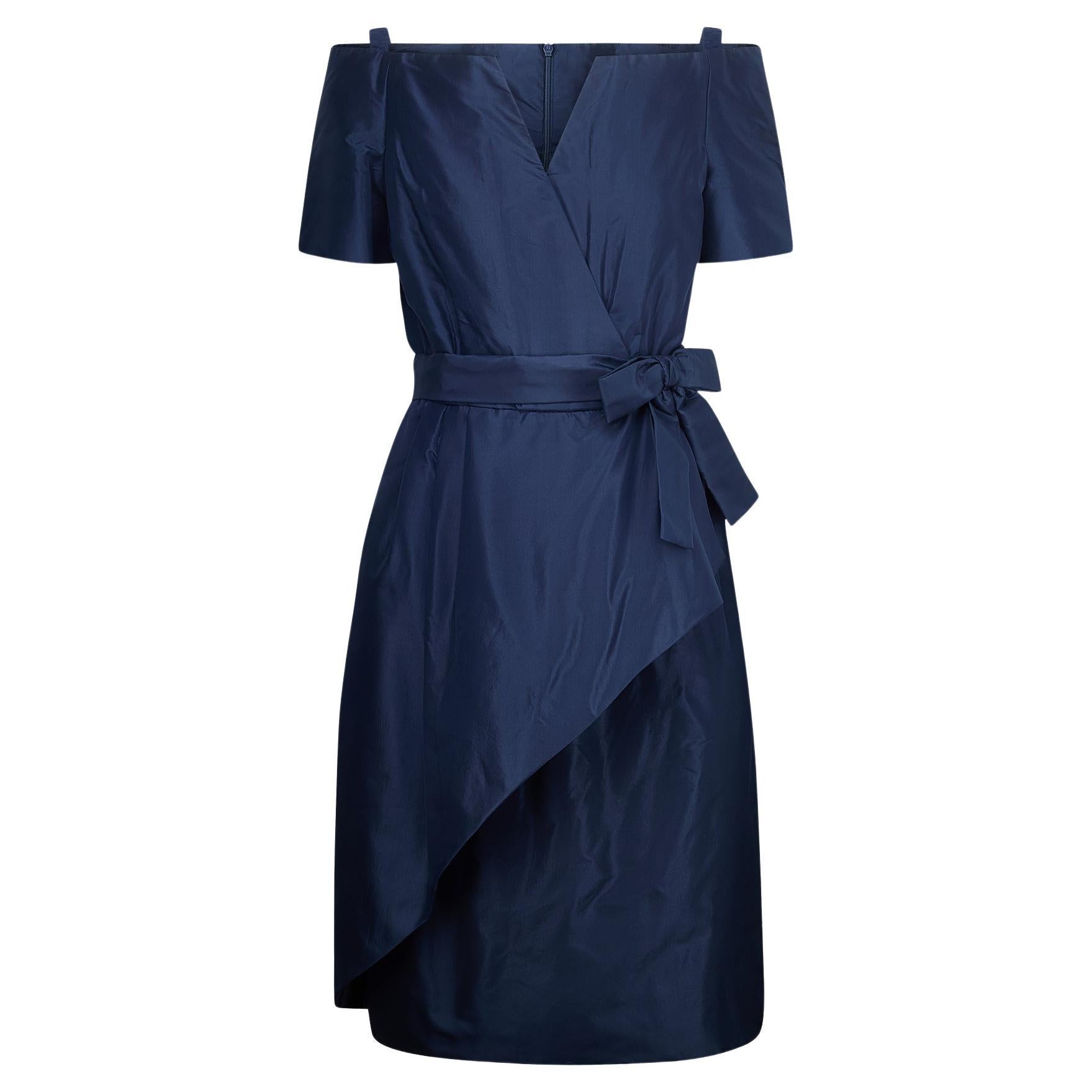 1990 Scaasi Boutique Navy Silk Off the Shoulder Dress with Belt (Robe asymétrique en soie avec ceinture)
