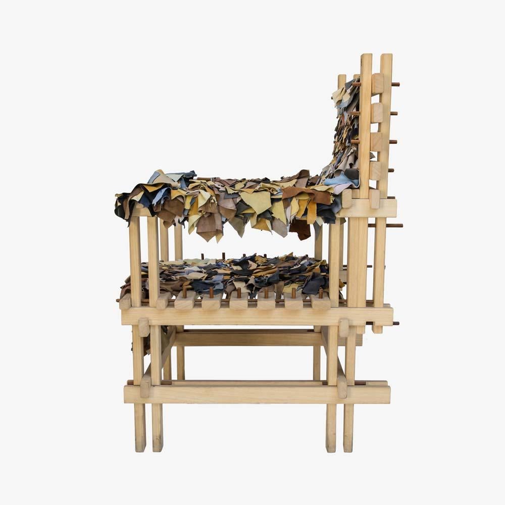 Fauteuil très sculptural des années 1990, design italien d'Anacleto Spazzapan. Cadre en bois clair avec des fils de cuir détachés dans des couleurs moutarde, tabac, gris foncé.
Exécutée avec beaucoup d'habileté, cette chaise est très originale et