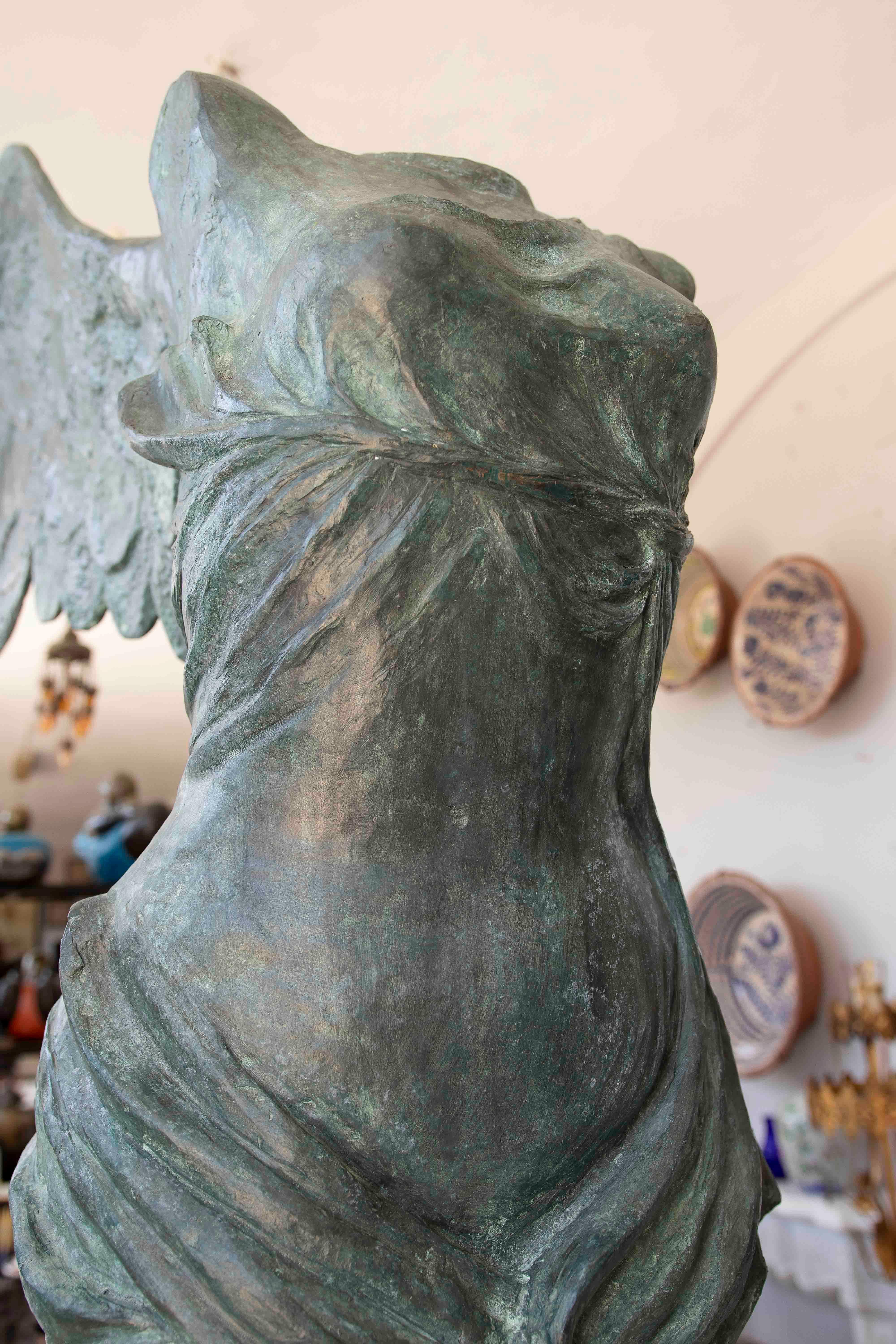 1990s Sculpture of the Victory of Samothrace in Bronze on Marble Pedestal In Good Condition For Sale In Marbella, ES