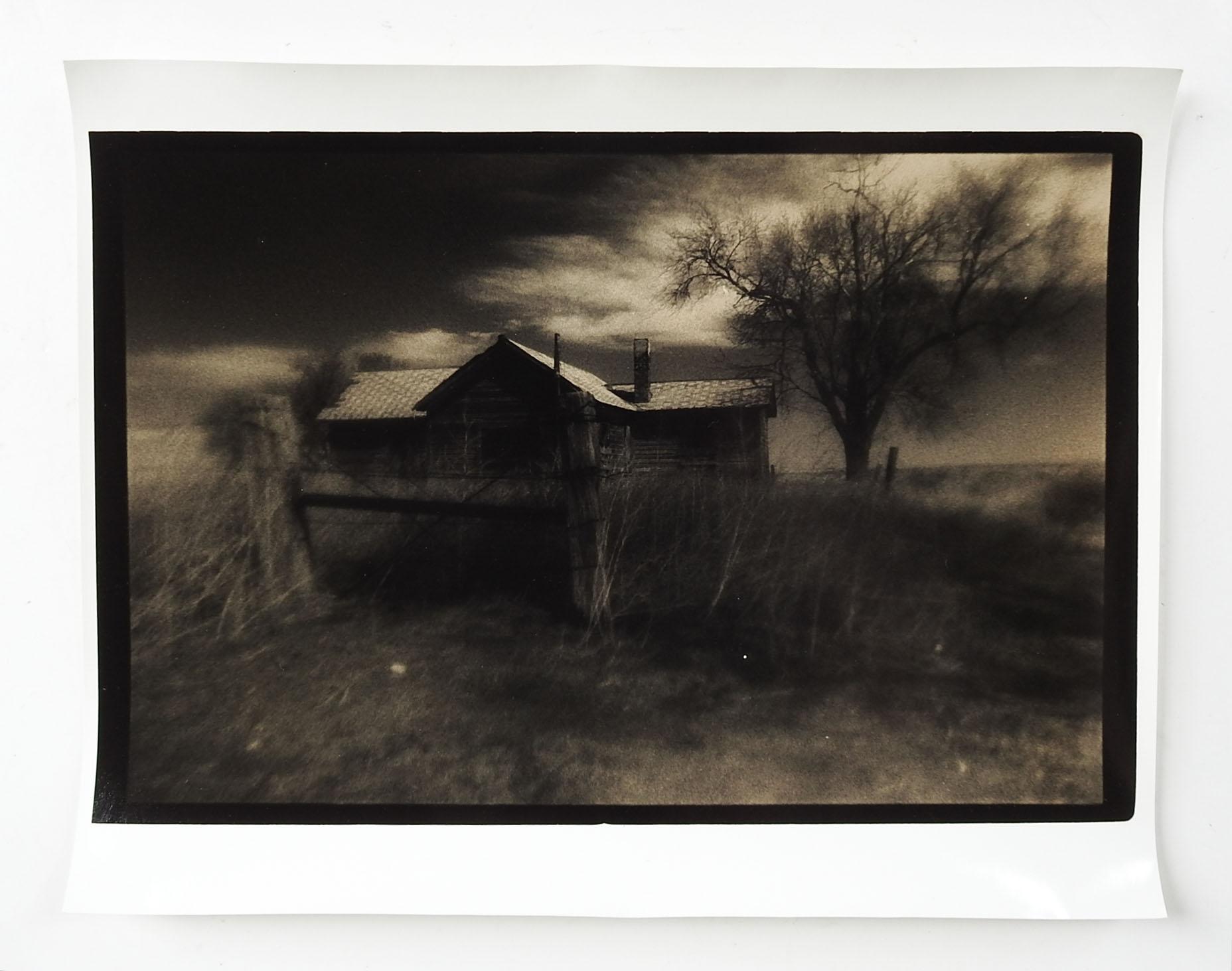 Photographie ancienne datant des années 1990, réalisée sur papier épais par Eric C. Weller (20e siècle), Texas. Photographie semi-lustrée aux tons sépia foncés d'une vieille maison et d'un paysage. Non signé, Eric Weller était professeur de