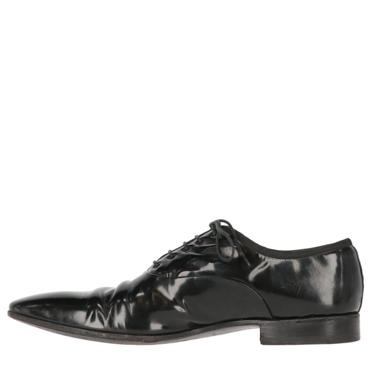 Sergio Rossi black patent leather classic lace-up shoes. Oxford model with grosgrain edge and rounded toe.

The item shows some some wrinkles and signs of wear on the leather, as shown in the pictures.
Years: 90s

Made in Italy

Size: 9 UK

Heel: