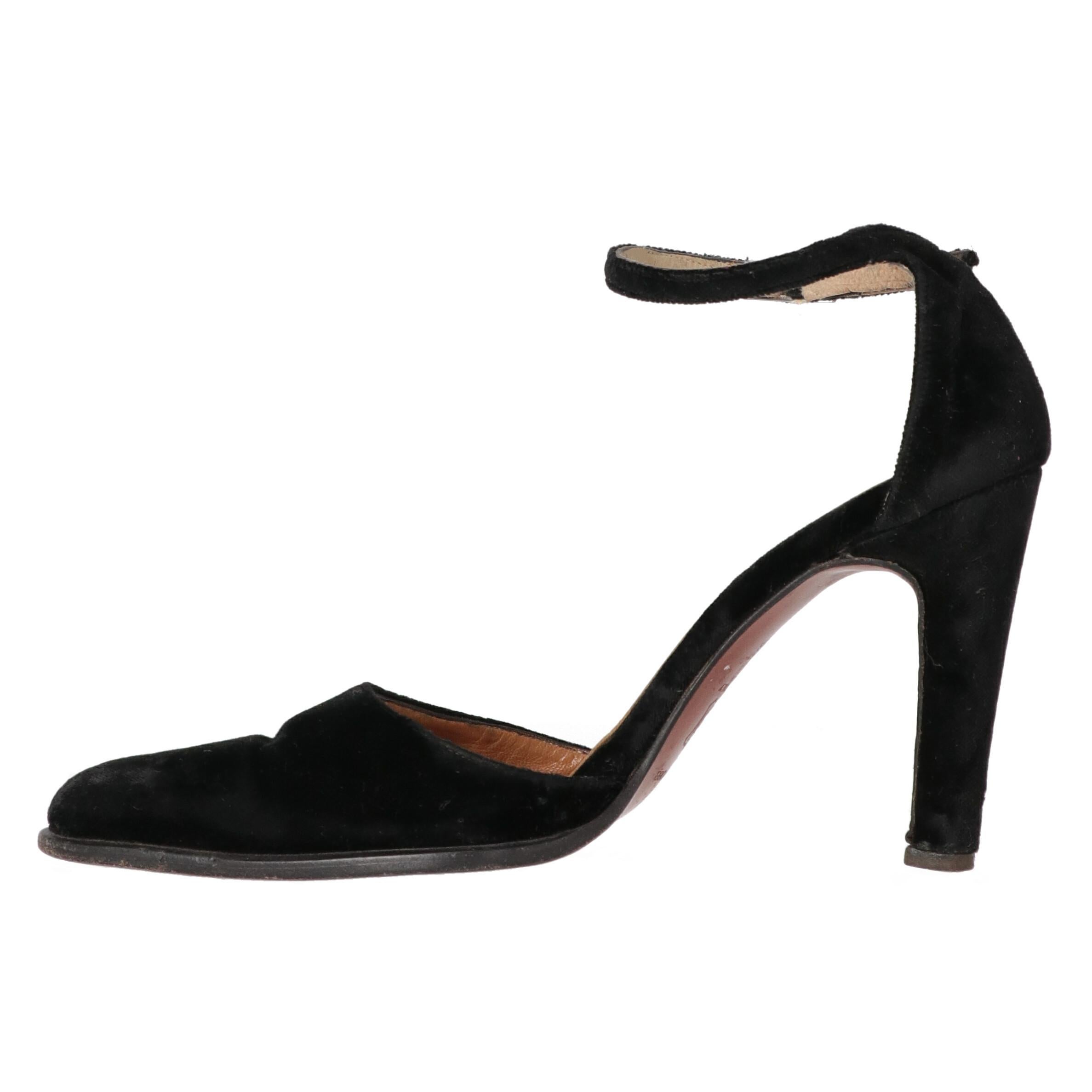 Sergio Rossi black velvet pumps with ankle strap. Open design, pointed toe and stiletto heel.

The item shows some signs of wear on the velvet and the sole, as shown in the pictures. 

Years: 90s

Made in Italy

Size: 38.5 EU

Heel: 10 cm
Insole