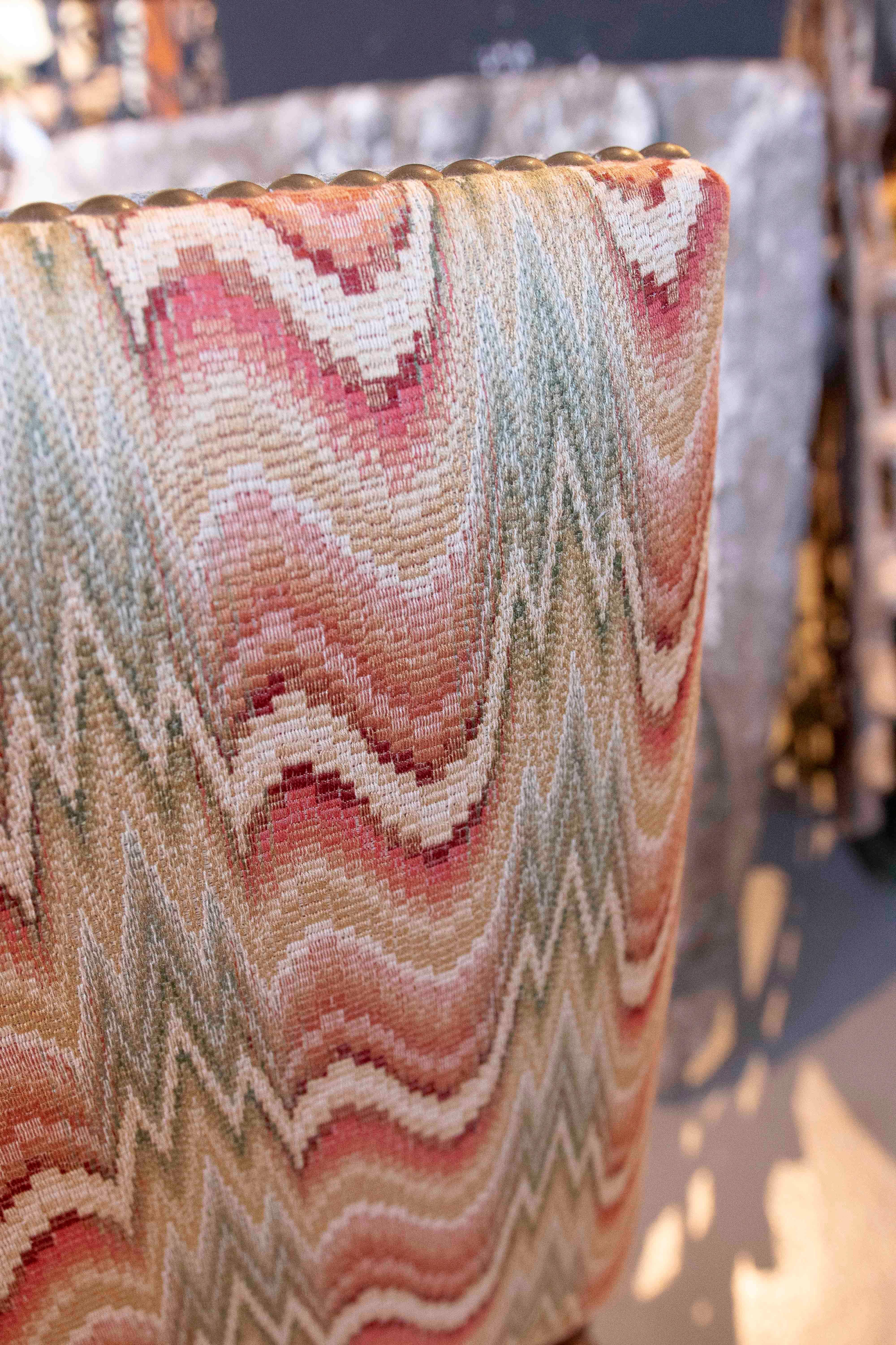 1990er Jahre Satz von 12 Stühlen aus gedrechseltem Holz mit Vintage-Zickzack-Polsterung im Angebot 4