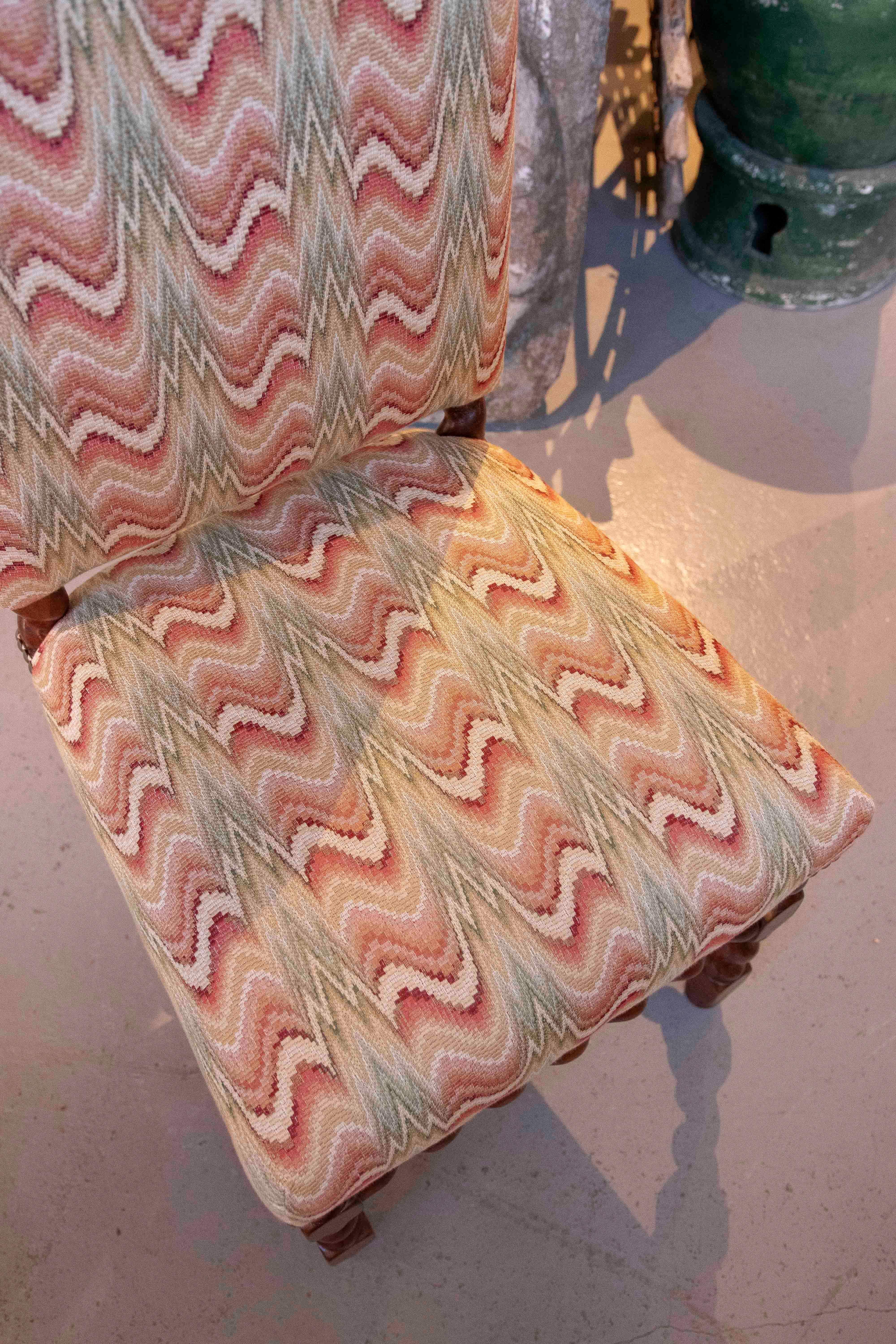 1990er Jahre Satz von 12 Stühlen aus gedrechseltem Holz mit Vintage-Zickzack-Polsterung im Angebot 5