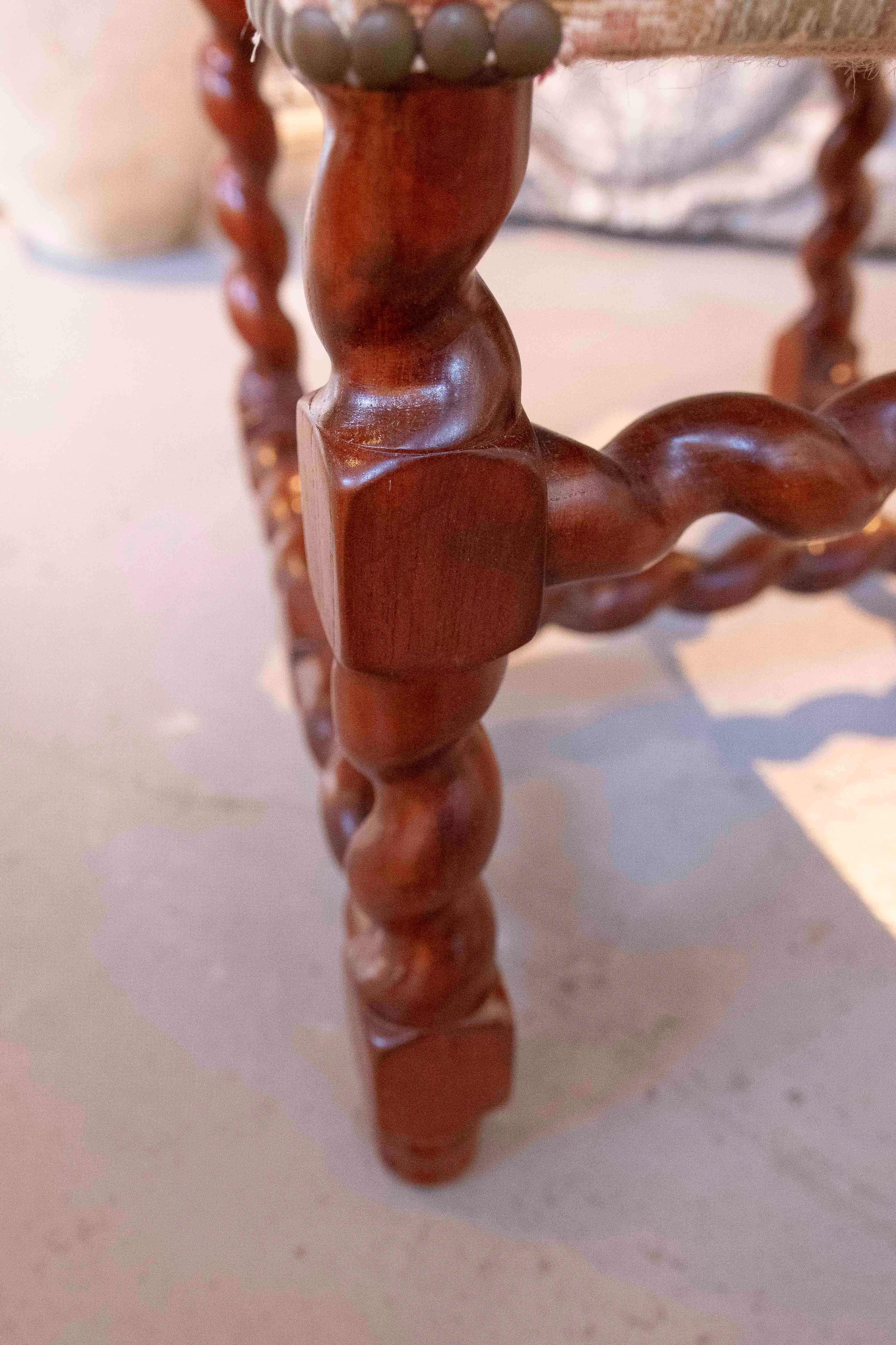 1990er Jahre Satz von 12 Stühlen aus gedrechseltem Holz mit Vintage-Zickzack-Polsterung im Angebot 6