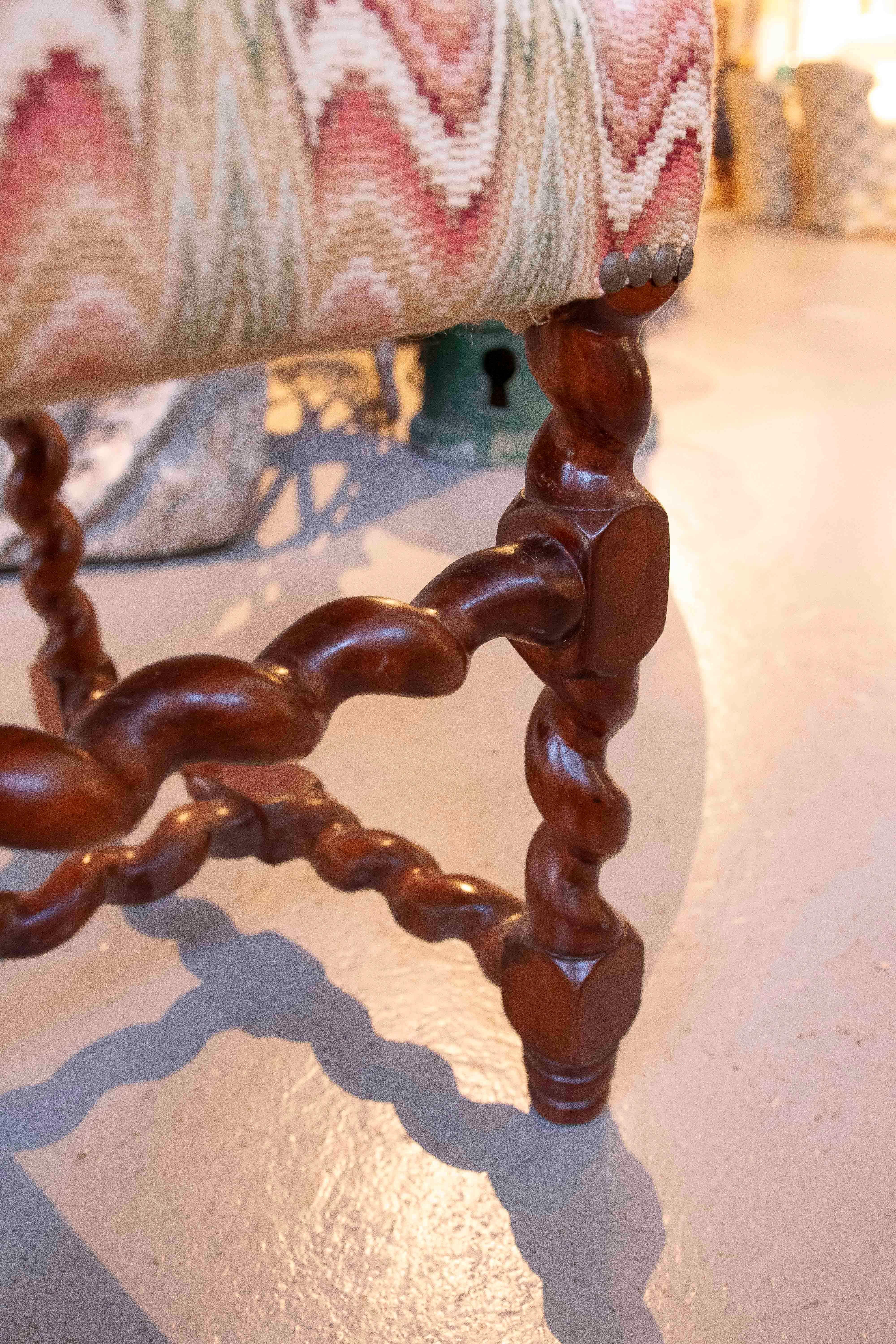 1990er Jahre Satz von 12 Stühlen aus gedrechseltem Holz mit Vintage-Zickzack-Polsterung im Angebot 7