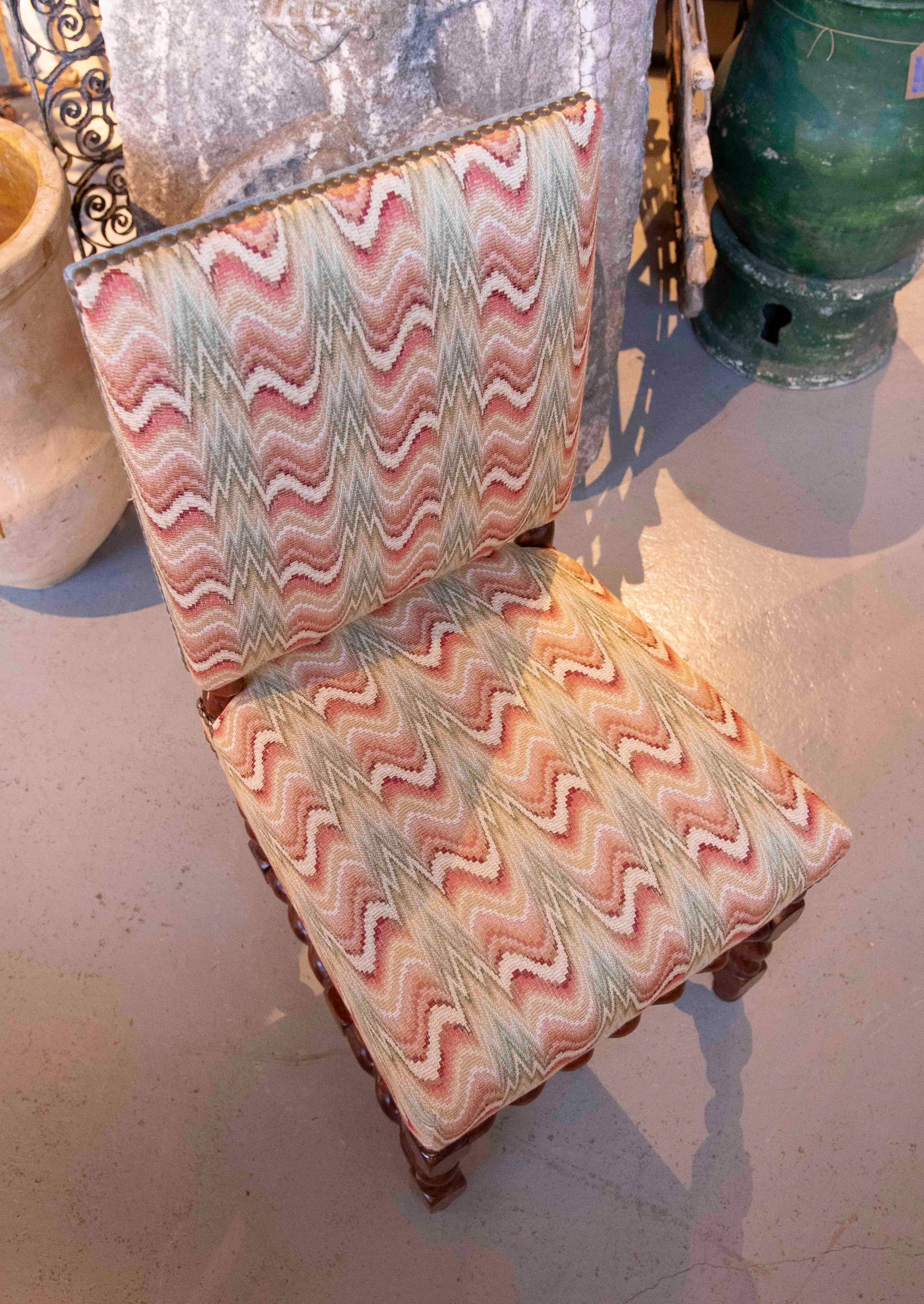 1990er Jahre Satz von 12 Stühlen aus gedrechseltem Holz mit Vintage-Zickzack-Polsterung im Angebot 9