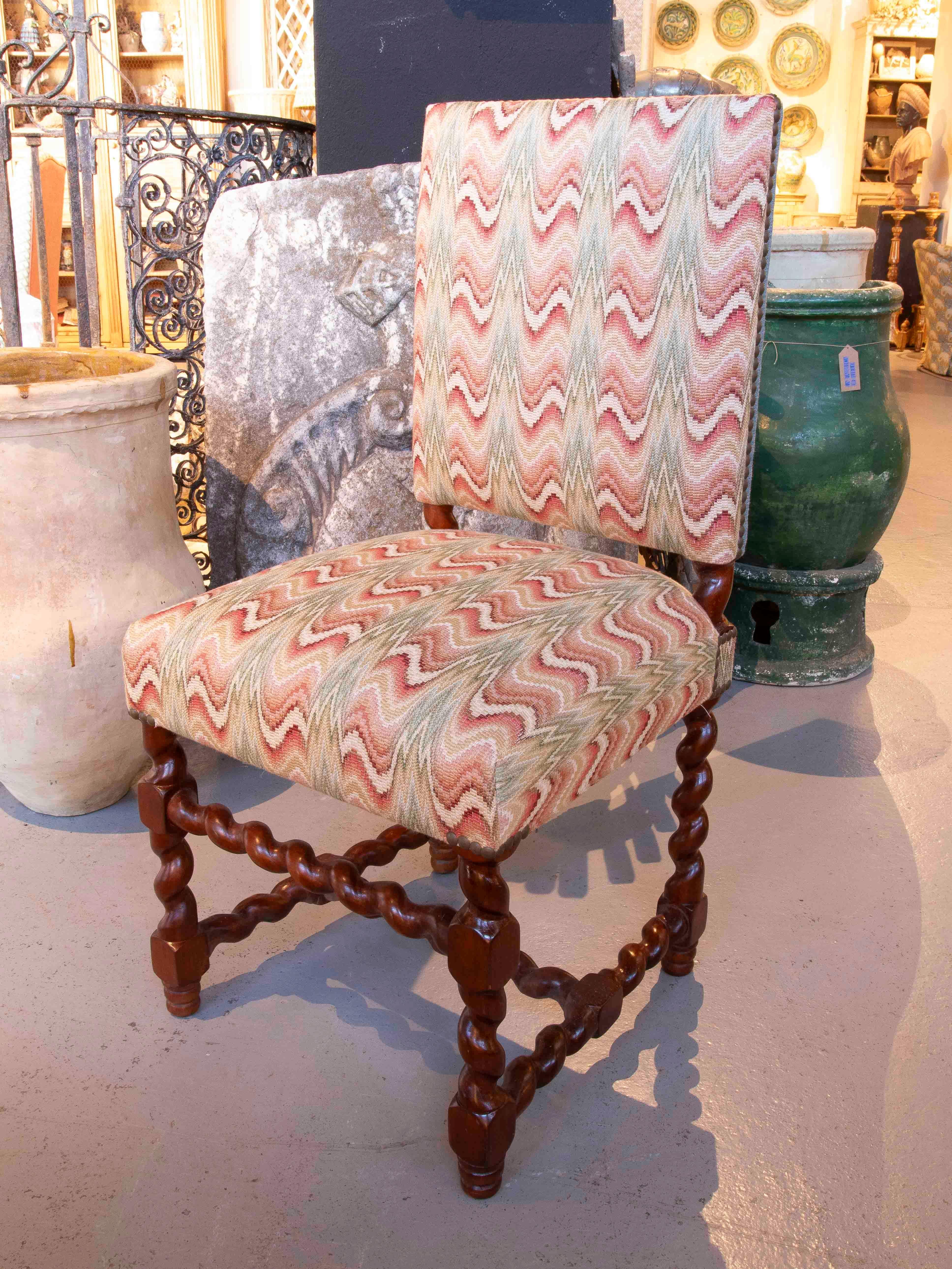 1990er Jahre Satz von 12 Stühlen aus gedrechseltem Holz mit Vintage-Zickzack-Polsterung (Spanisch) im Angebot