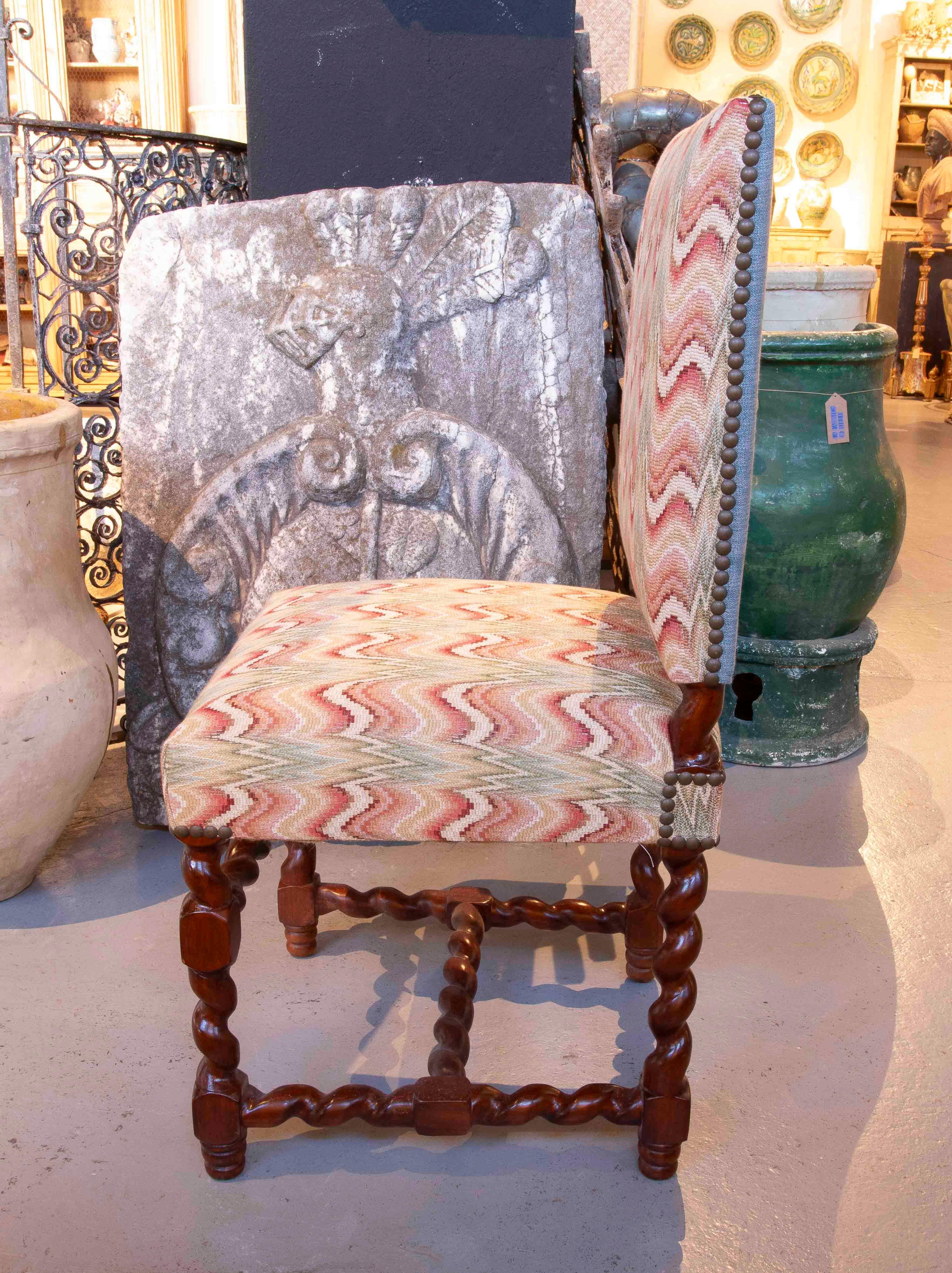 1990er Jahre Satz von 12 Stühlen aus gedrechseltem Holz mit Vintage-Zickzack-Polsterung im Zustand „Gut“ im Angebot in Marbella, ES