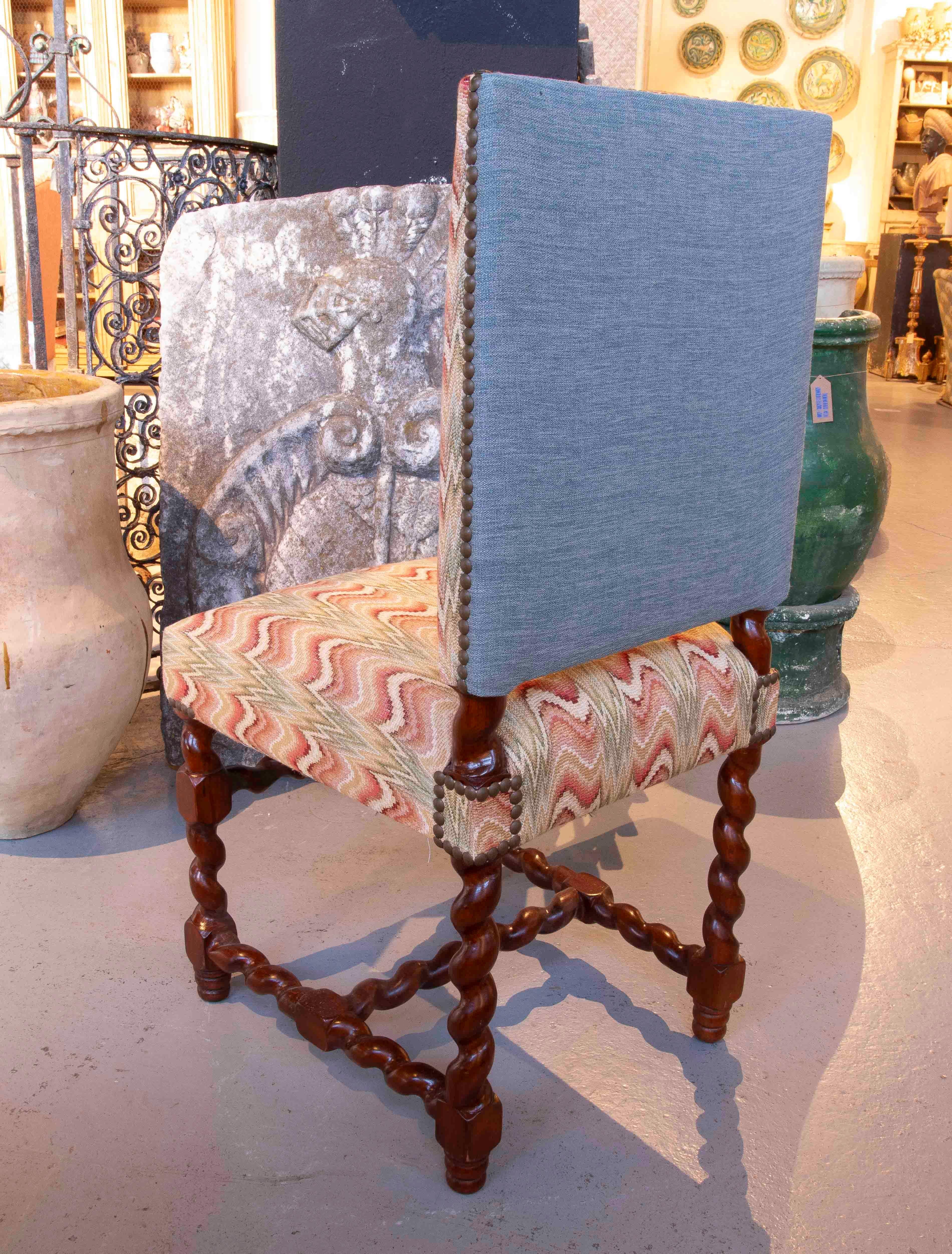 1990er Jahre Satz von 12 Stühlen aus gedrechseltem Holz mit Vintage-Zickzack-Polsterung (20. Jahrhundert) im Angebot