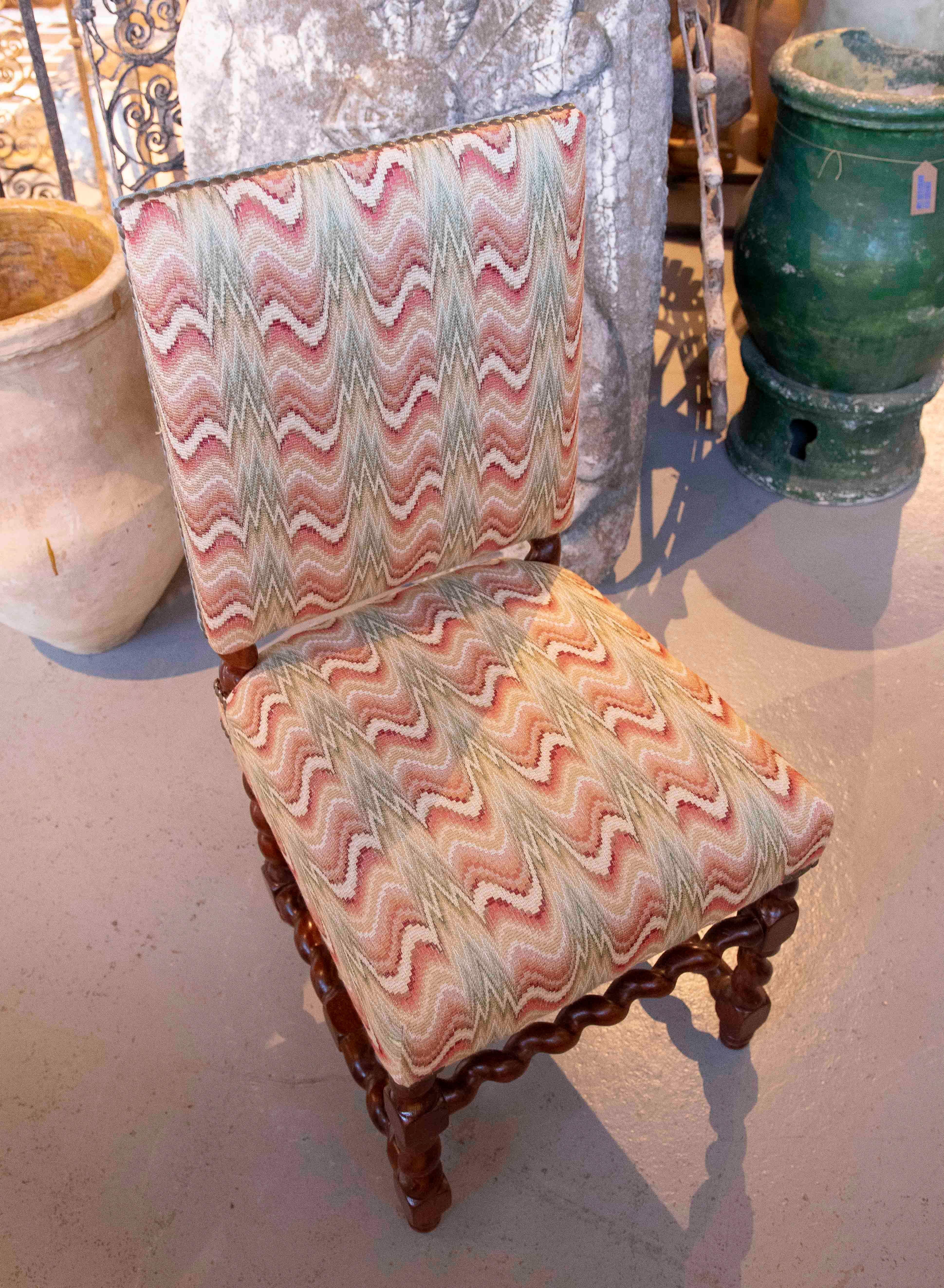 1990er Jahre Satz von 12 Stühlen aus gedrechseltem Holz mit Vintage-Zickzack-Polsterung (Stoff) im Angebot