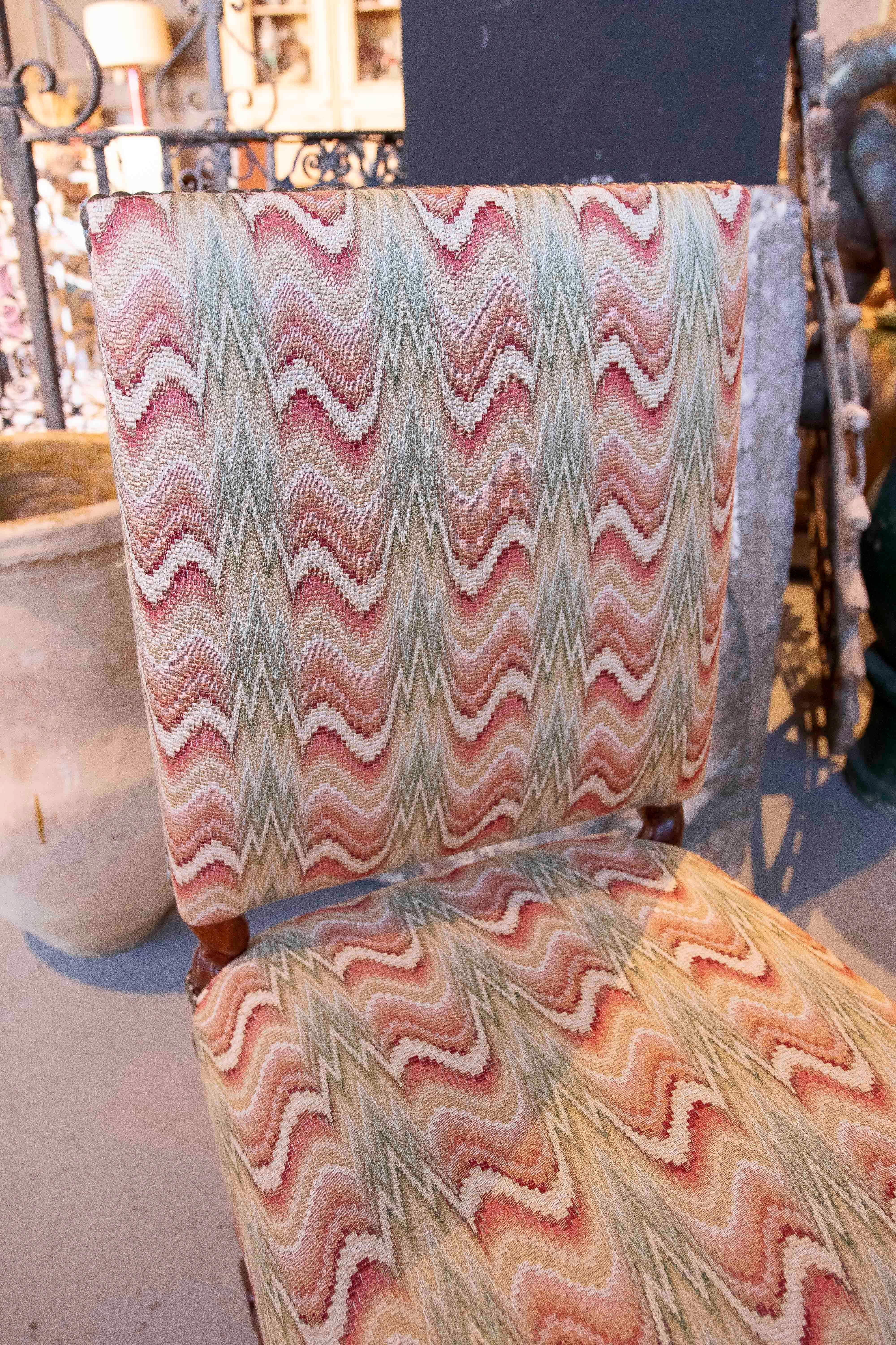 1990er Jahre Satz von 12 Stühlen aus gedrechseltem Holz mit Vintage-Zickzack-Polsterung im Angebot 1