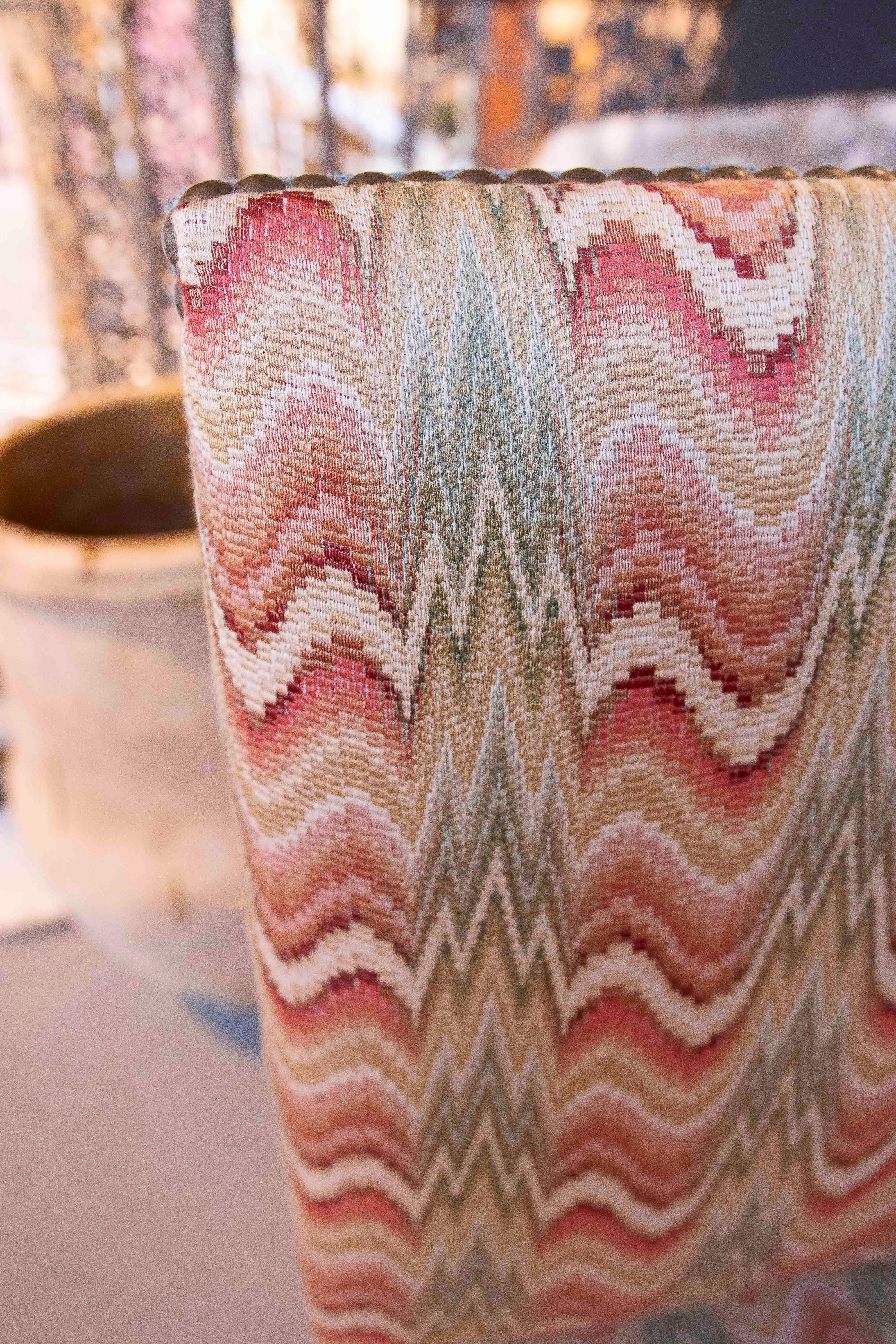 1990er Jahre Satz von 12 Stühlen aus gedrechseltem Holz mit Vintage-Zickzack-Polsterung im Angebot 2