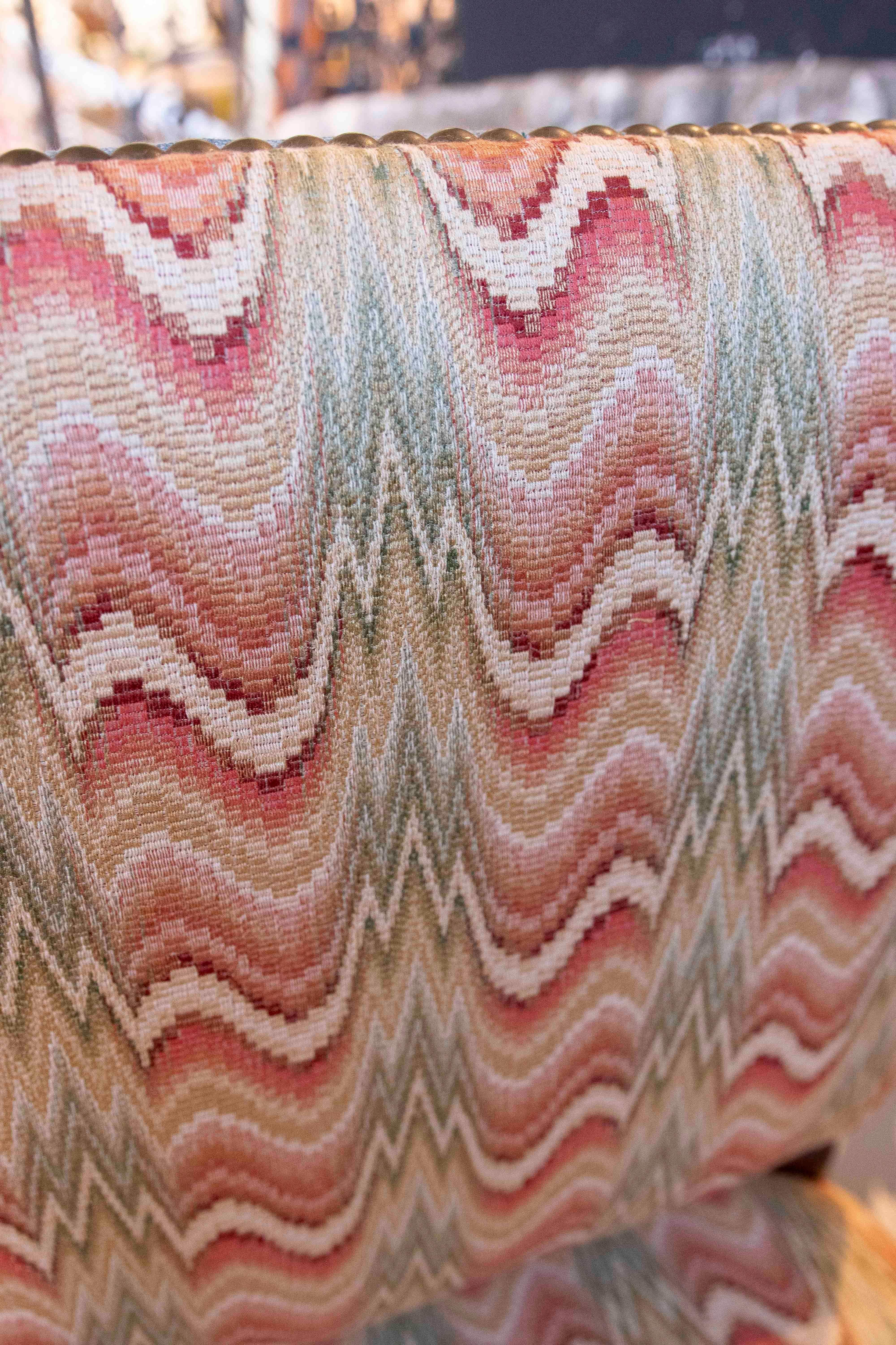 1990er Jahre Satz von 12 Stühlen aus gedrechseltem Holz mit Vintage-Zickzack-Polsterung im Angebot 3