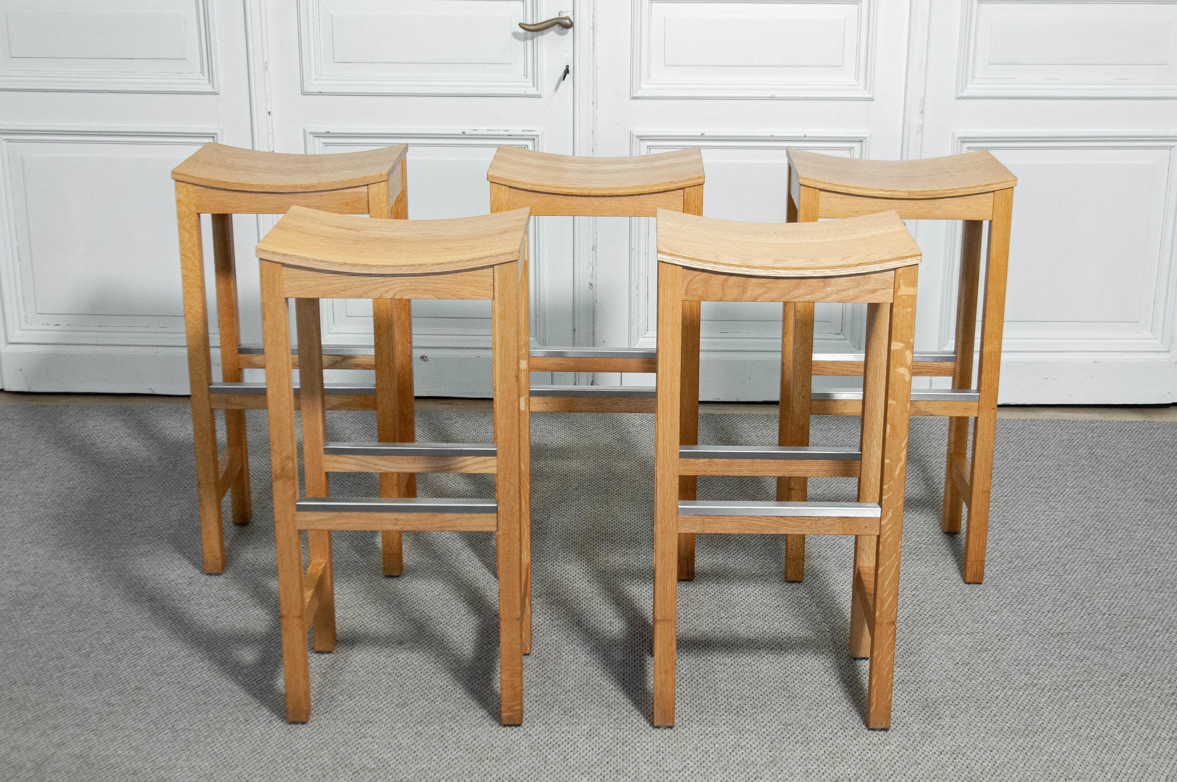 Set of five oak bar stools with a straight frame and curved seat, dating from the 1990s. A timeless and sturdy design, perfect for any bar or kitchen setting.