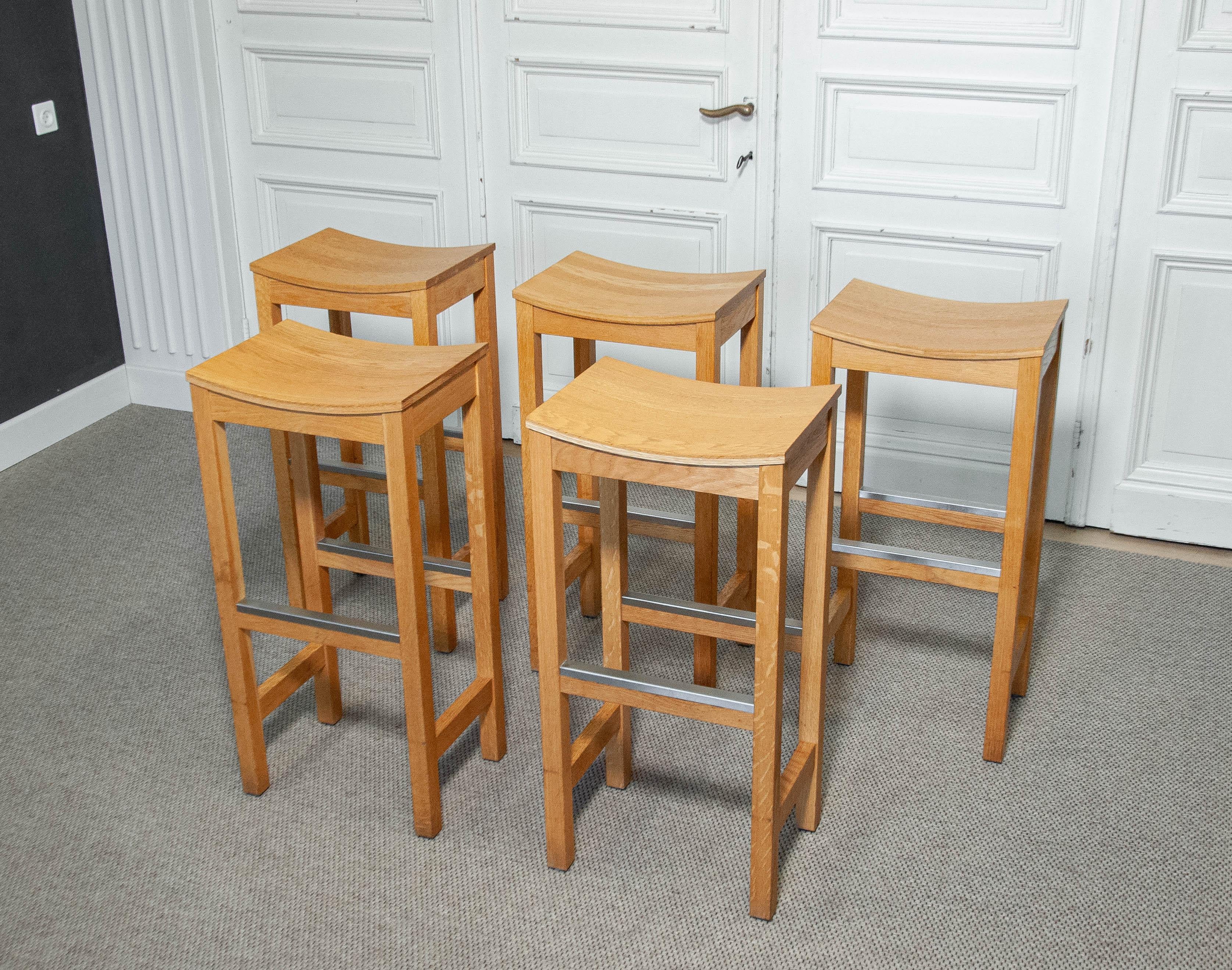 1990s Set of Five Oak Bar Stools In Good Condition For Sale In Silvolde, Gelderland