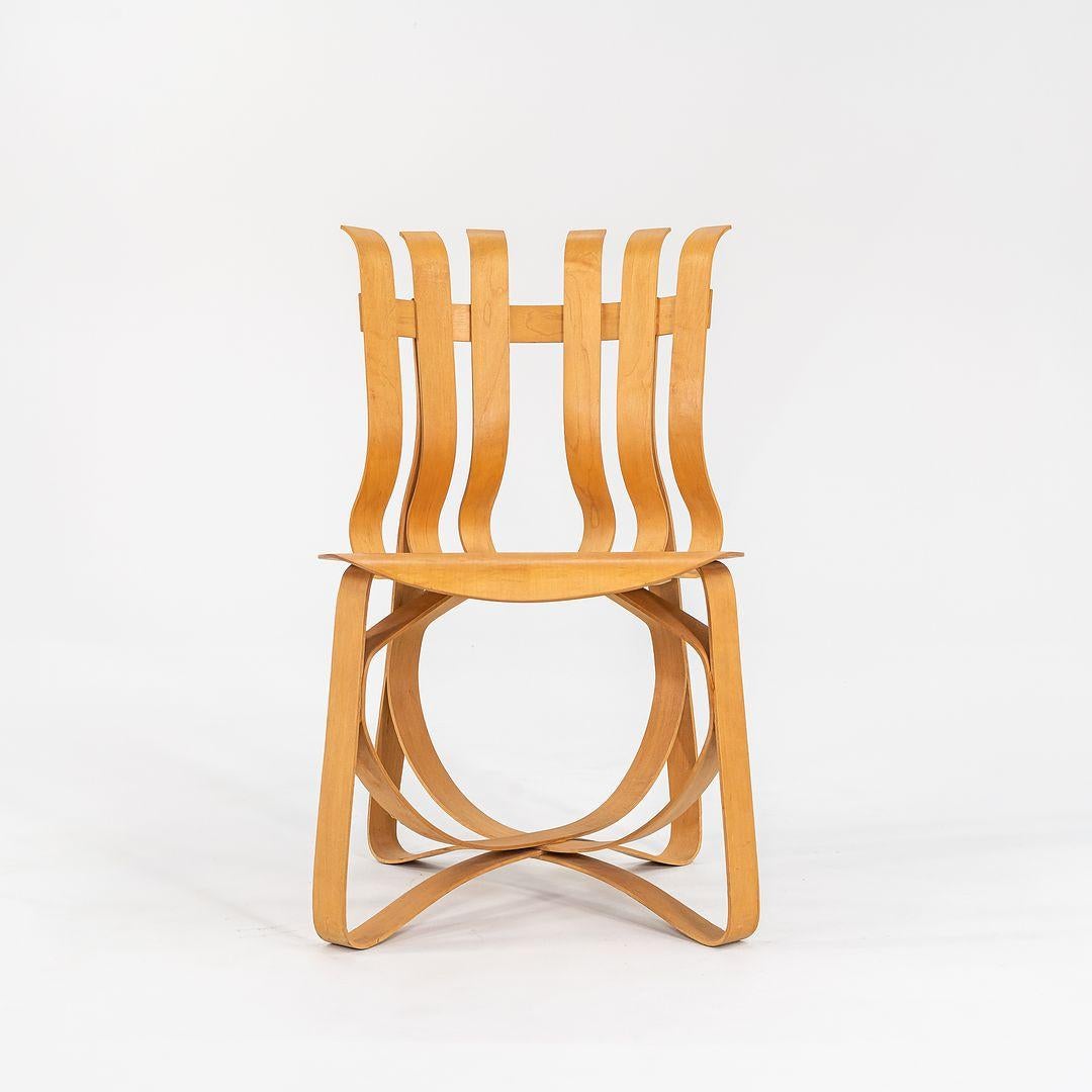 Questo è un set di sei sedie da pranzo Hat Trick, modello 91C, disegnate da Frank Gehry per Knoll nel 1990. Il prezzo indicato comprende tutte e 6 le sedie. La loro silhouette sinuosa è formata da strisce di acero bianco piegate a vapore e laminate.